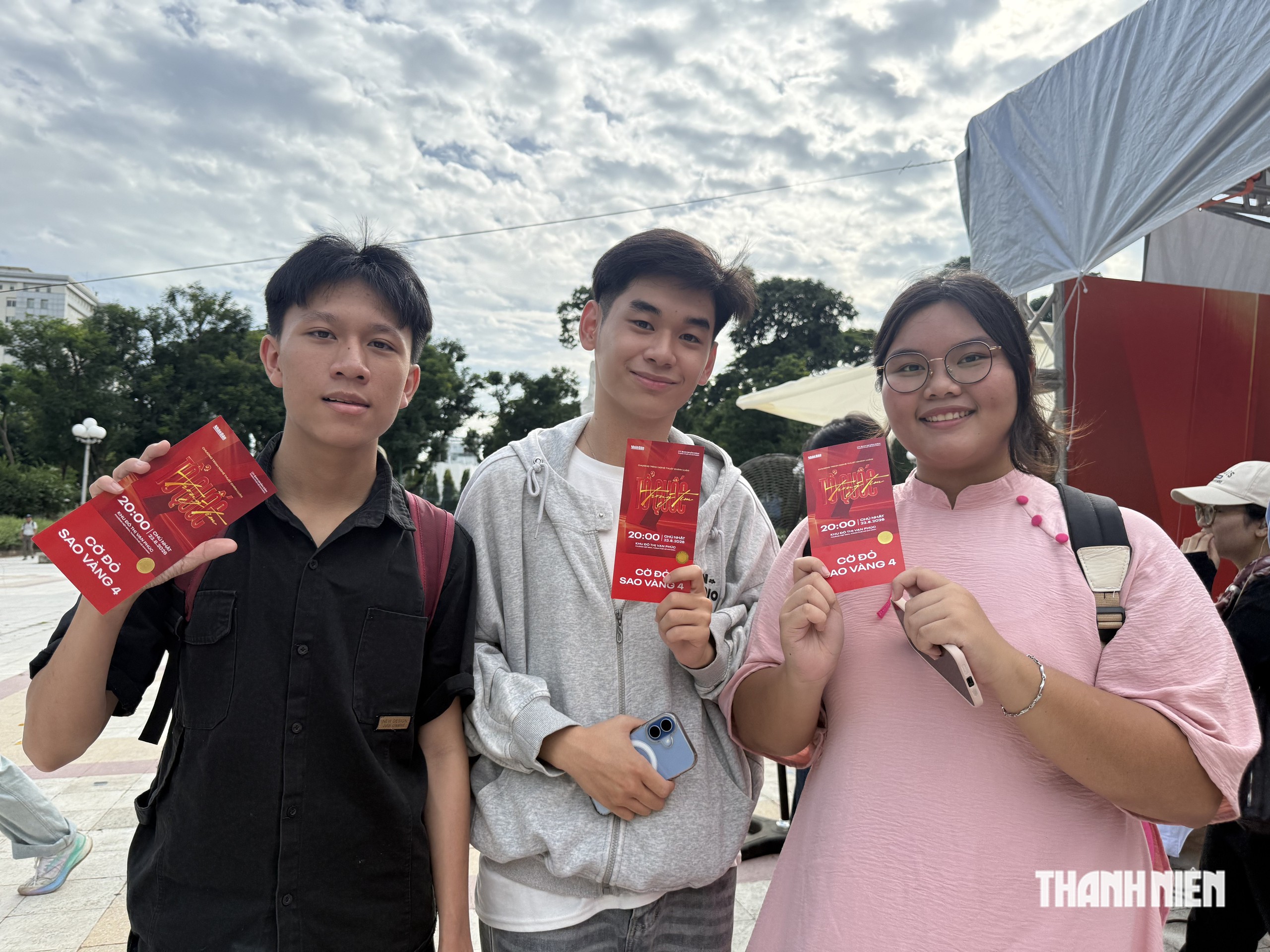 Rần rần xếp h&agrave;ng d&agrave;i từ tờ mờ s&aacute;ng để nhận v&eacute; xem concert quốc gia - Ảnh 5.