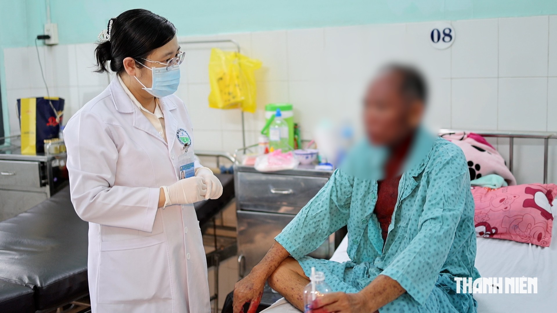 Suýt mất mạng vì dị ứng thuốc nhỏ mắt - Ảnh 1.