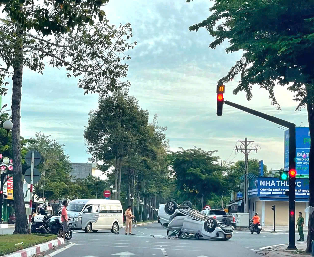 Lật xe ở phường Bà Rịa, 9 người nhập viện cấp cứu - Ảnh 1.