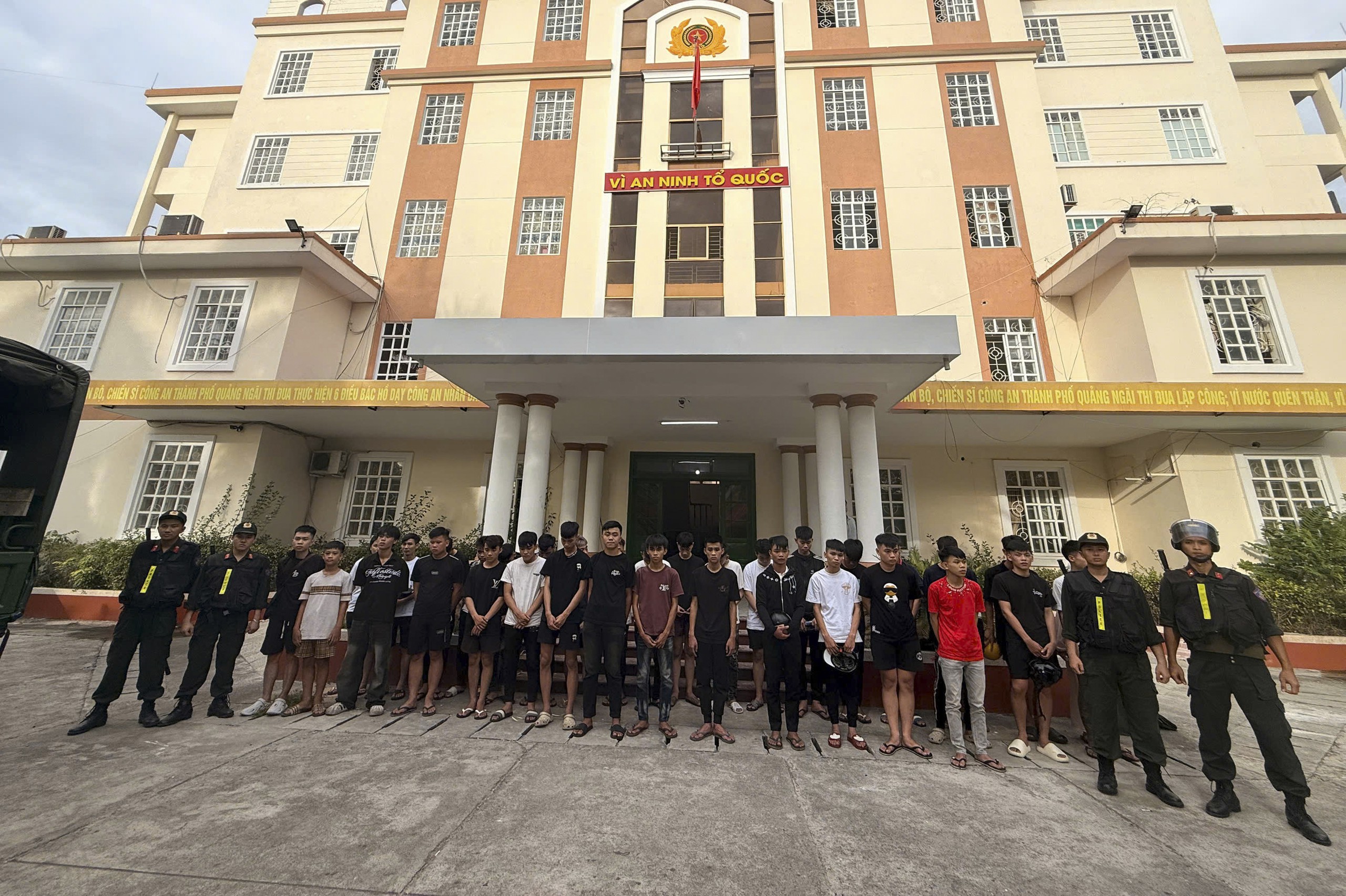 Quảng Ngãi: CSGT hóa trang vây bắt hơn 200 thanh thiếu niên có biểu hiện đua xe- Ảnh 2.