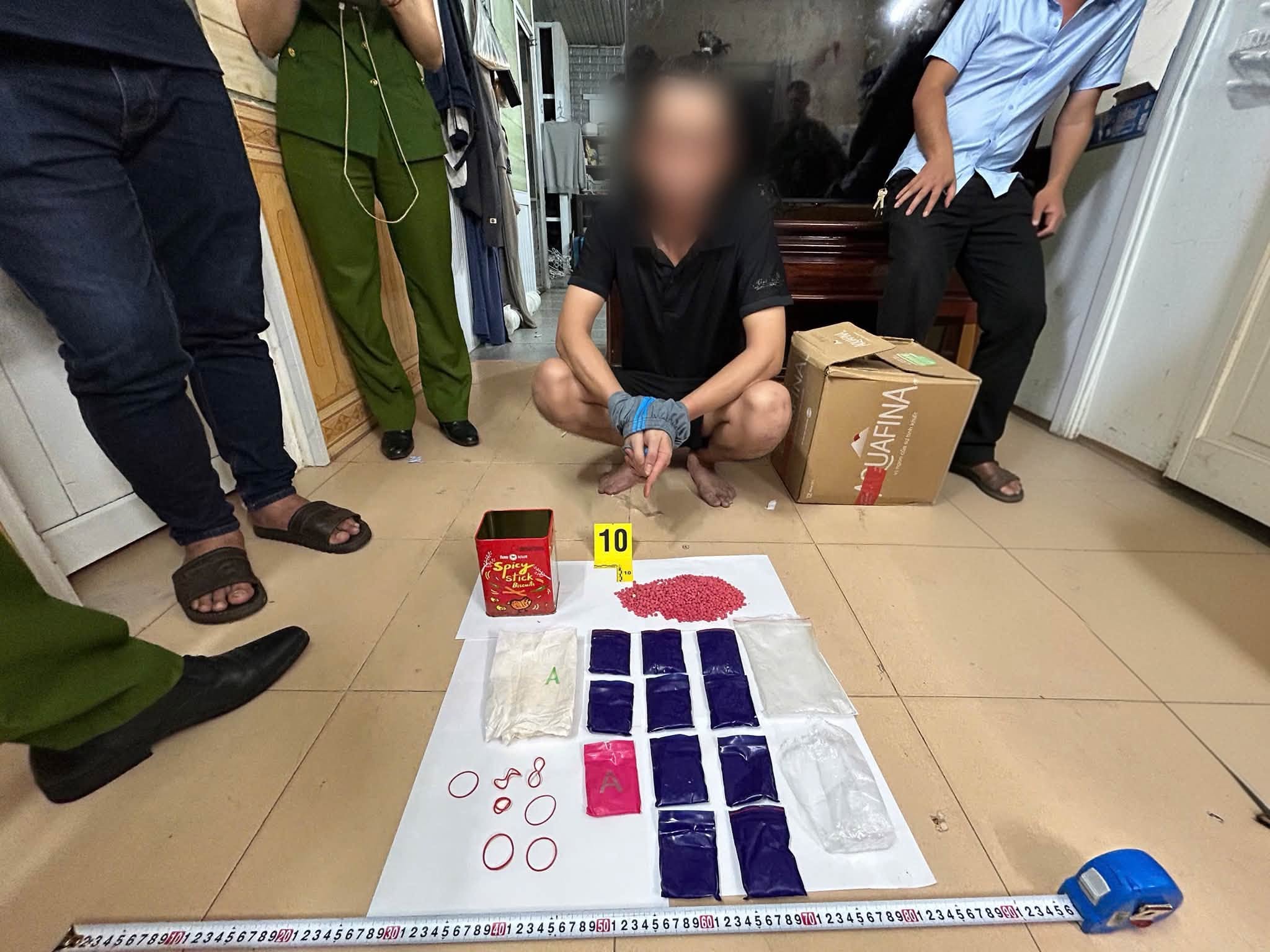 Công an phường Đông Hà triệt phá đường dây ma túy, bắt 8 nghi phạm- Ảnh 1.
