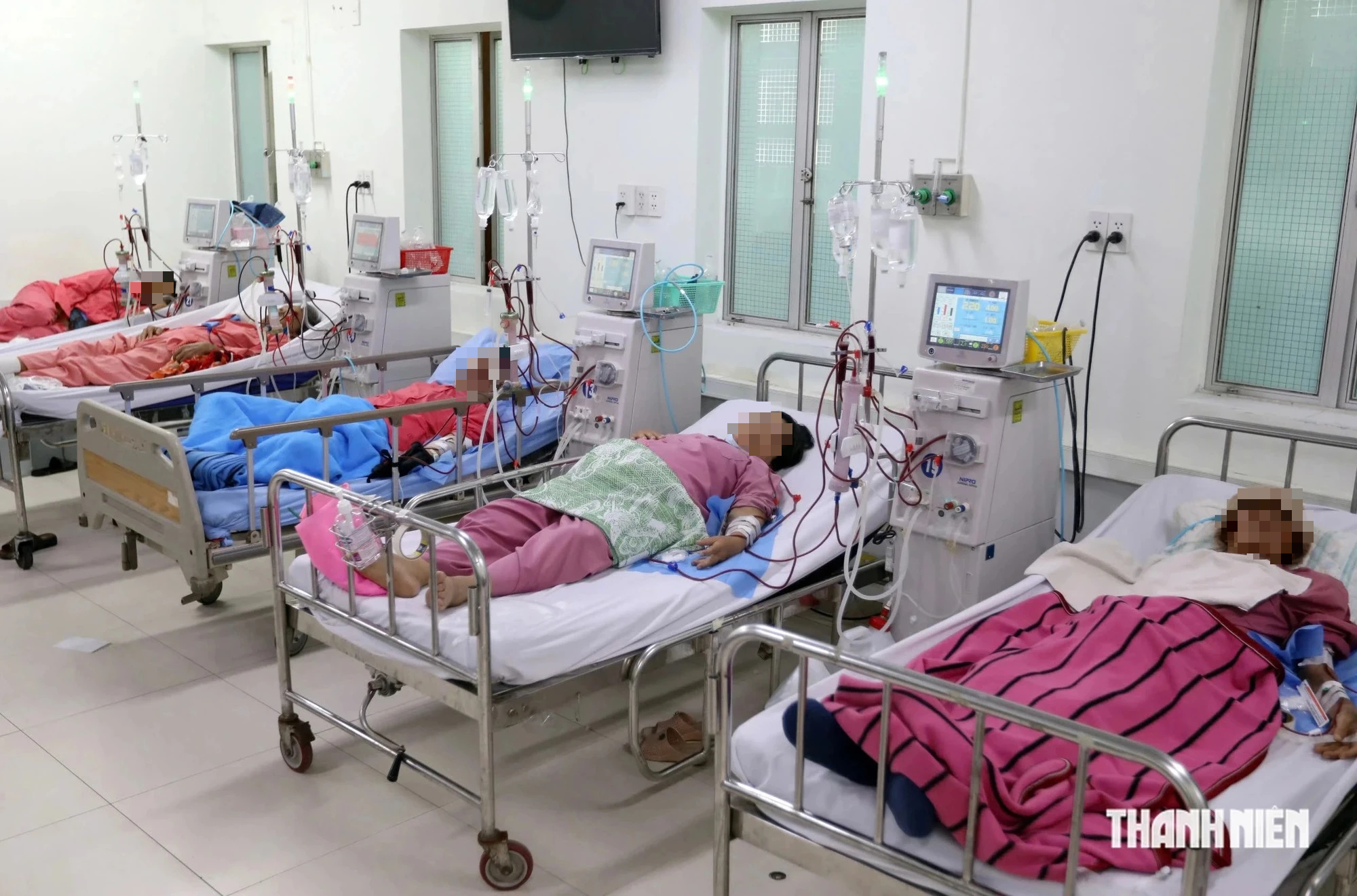 Trắng đêm ở phòng chạy thận: Nơi áp lực màng lọc đè nặng phận người - Ảnh 1.