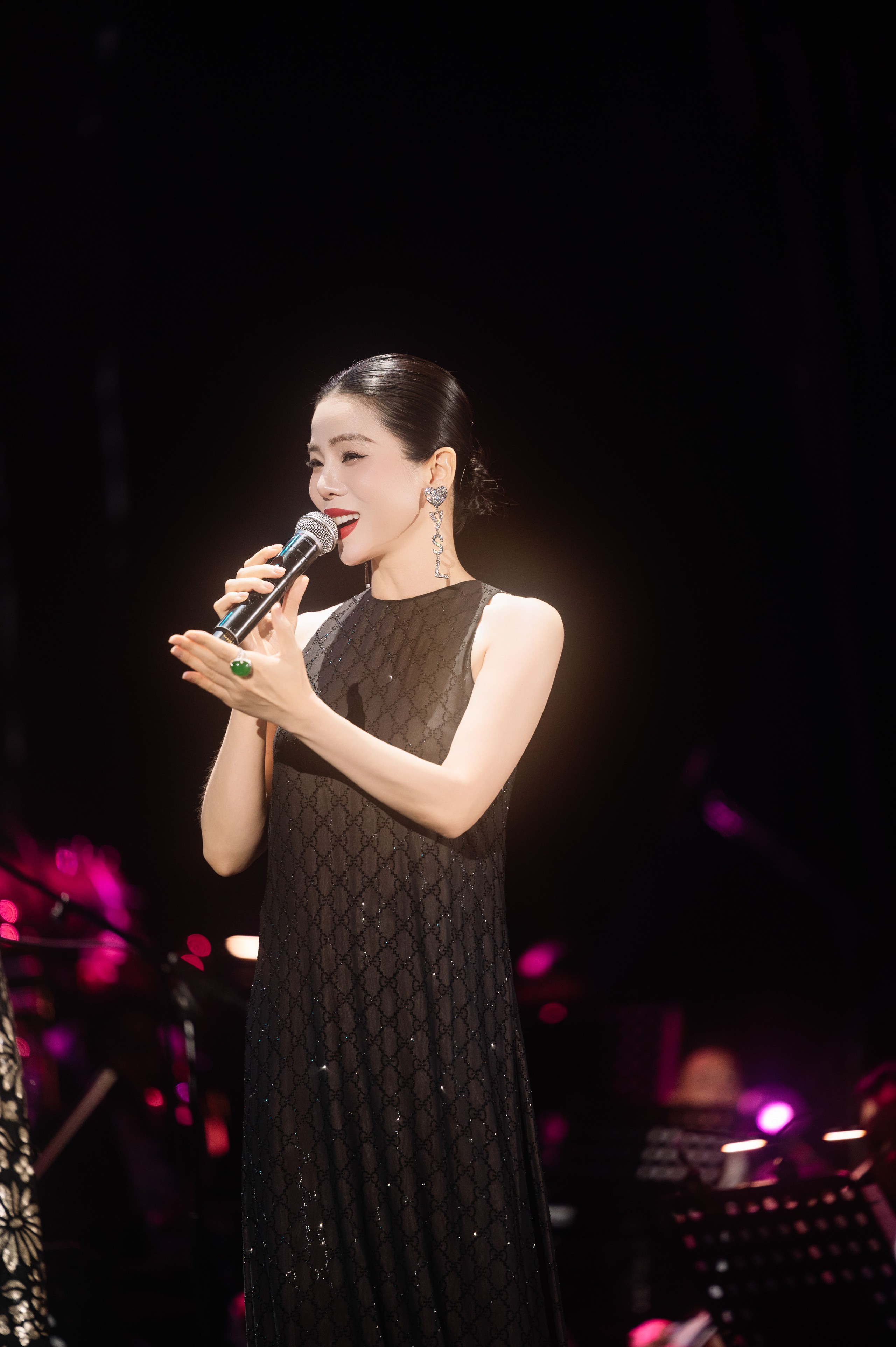 Thanh Lam 'nhường' bài tủ, Lệ Quyên gây xúc động trong đêm nhạc tưởng nhớ Thanh Tùng- Ảnh 6.