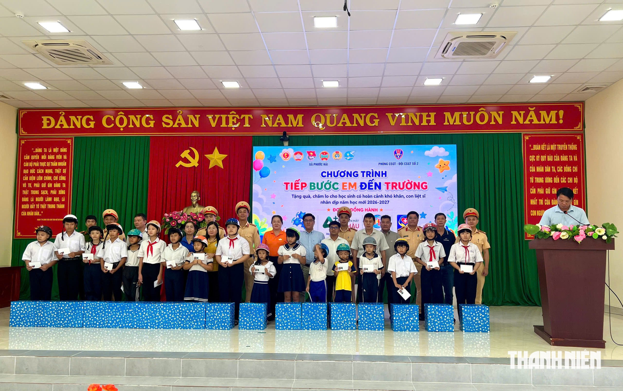 CSGT ở TP.HCM tiếp bước học sinh có hoàn cảnh khó khăn đến trường- Ảnh 1.