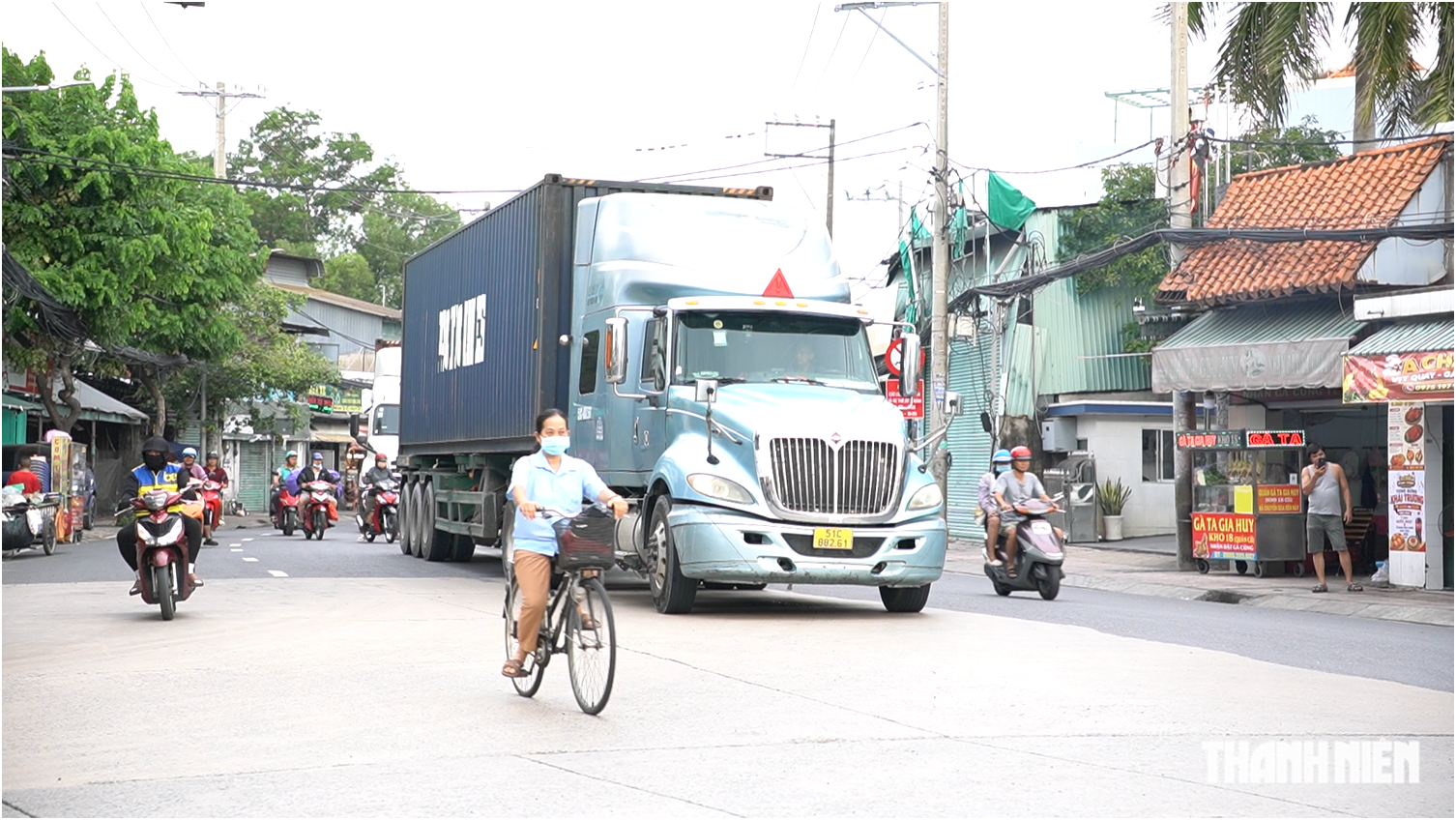 C&aacute;ch một con s&ocirc;ng, phải chạy v&ograve;ng cả tiếng: Người d&acirc;n TP.HCM chờ ng&agrave;y c&acirc;y cầu - Ảnh 3.