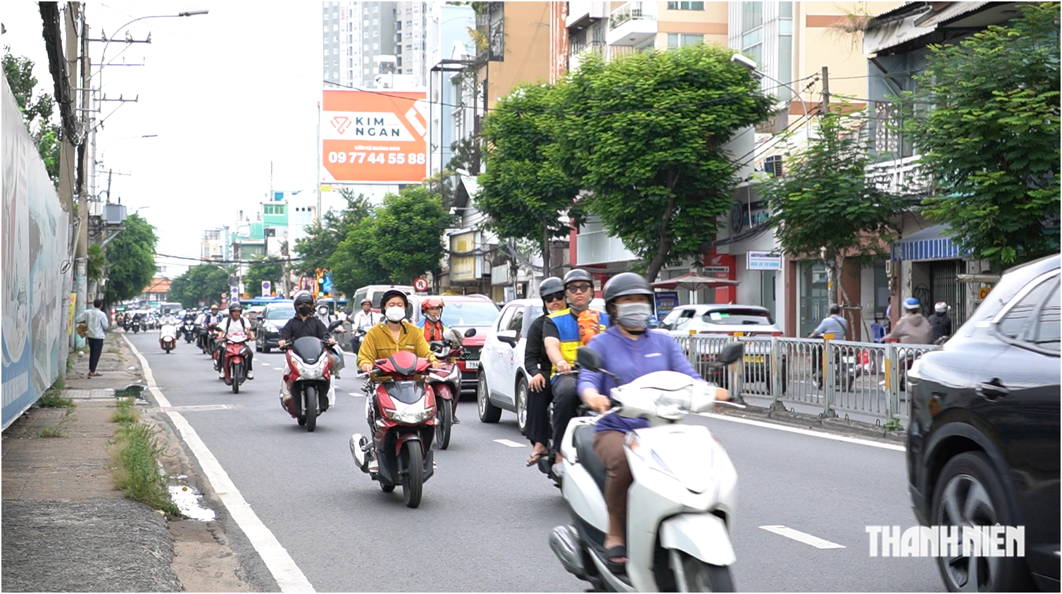 C&aacute;ch một con s&ocirc;ng, phải chạy v&ograve;ng cả tiếng: Người d&acirc;n TP.HCM chờ ng&agrave;y c&acirc;y cầu - Ảnh 4.