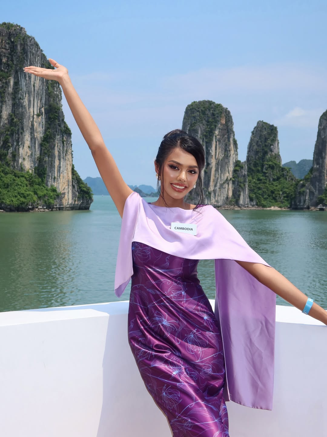Bảo Ngọc v&agrave; th&iacute; sinh Hoa hậu Thế giới du ngoạn vịnh Hạ Long - Ảnh 13.