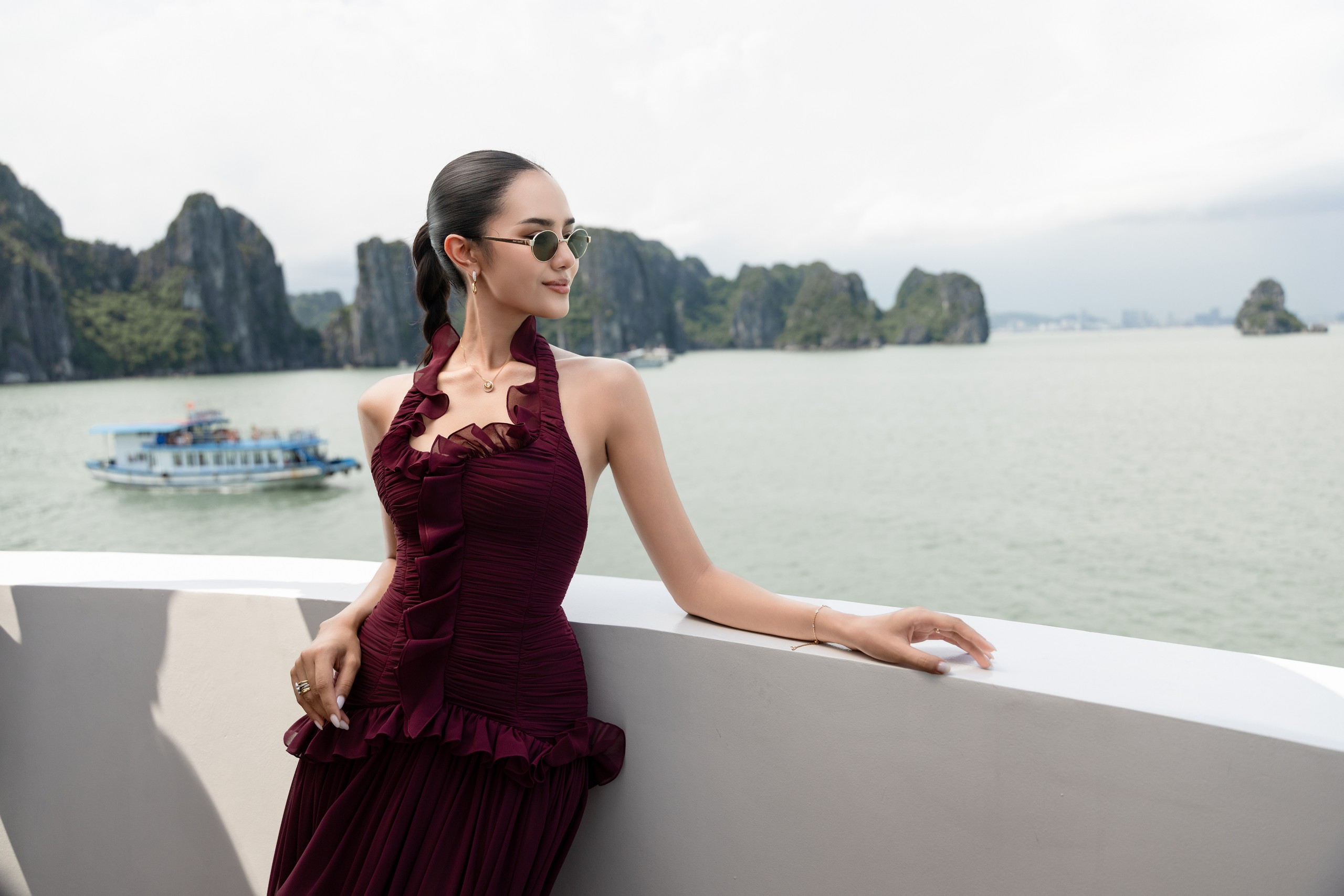 Bảo Ngọc v&agrave; th&iacute; sinh Hoa hậu Thế giới du ngoạn vịnh Hạ Long - Ảnh 4.