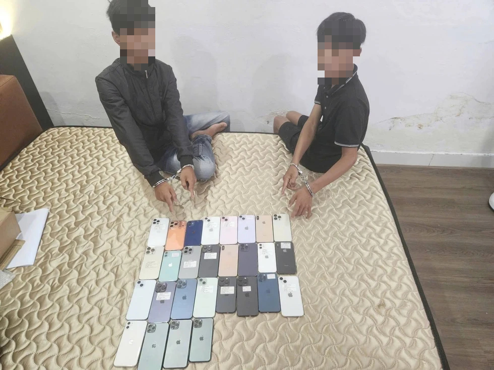 Đột nhập cửa hàng diện thoại,anh em sinh đôi trộm 27 iPhone trị giá 400 triệu đồng- Ảnh 1.