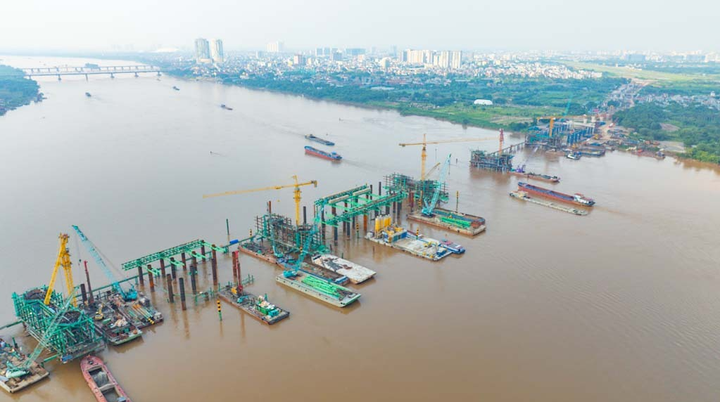 Cầu Trần Hưng Đạo tiến độ 'thần tốc', dựng vòm thép chỉ sau 8 tháng khởi công - Ảnh 1.