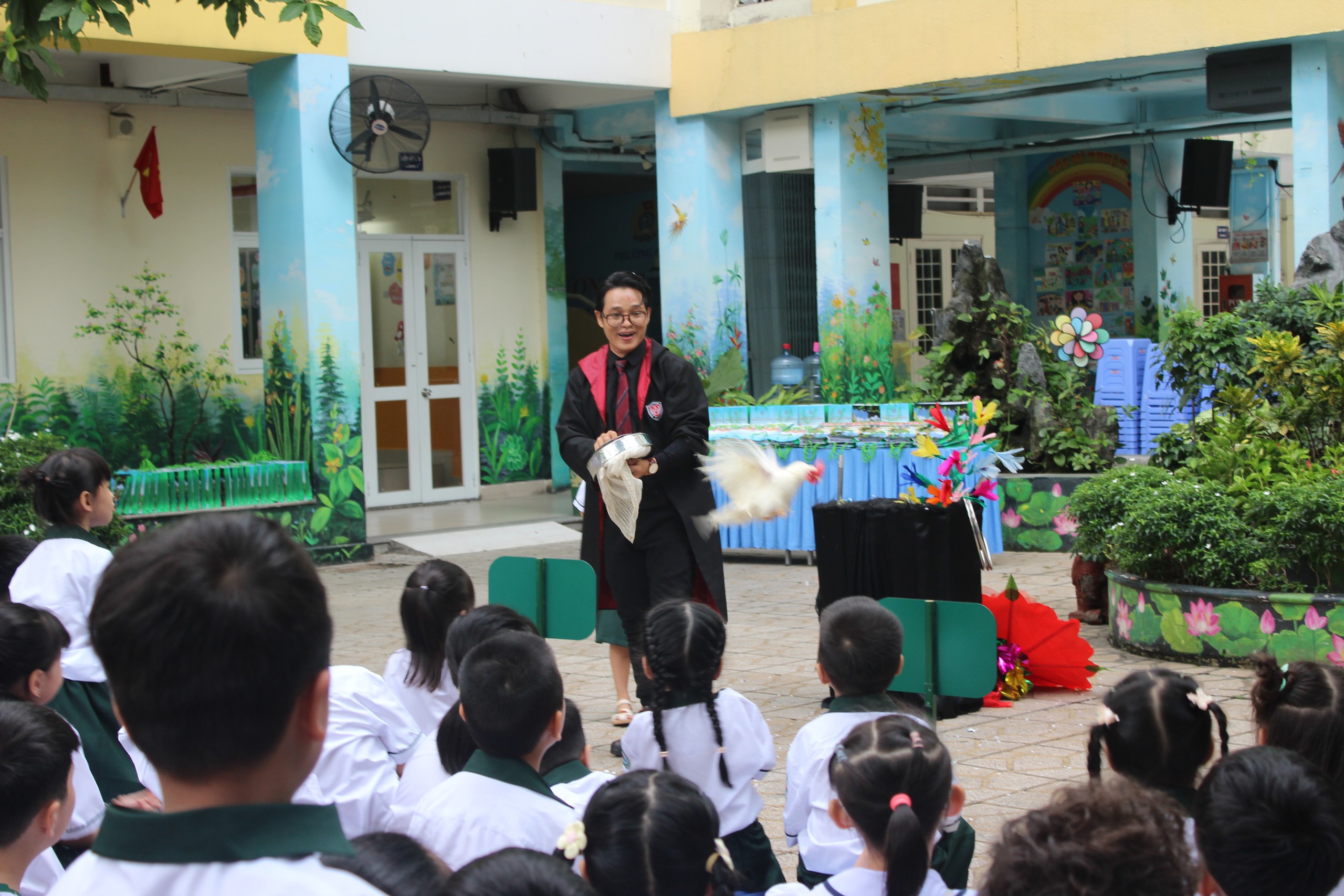 Thầy hiệu trưởng TP.HCM gửi lời chào học sinh lớp 1 - Ảnh 14.