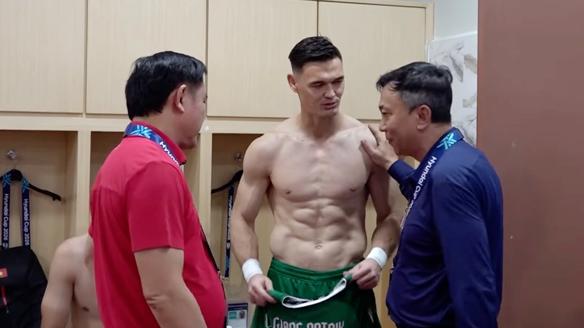 Lê Giang patrik khoe cơ bụng 6 múi như lực sĩ,  - Ảnh 1.