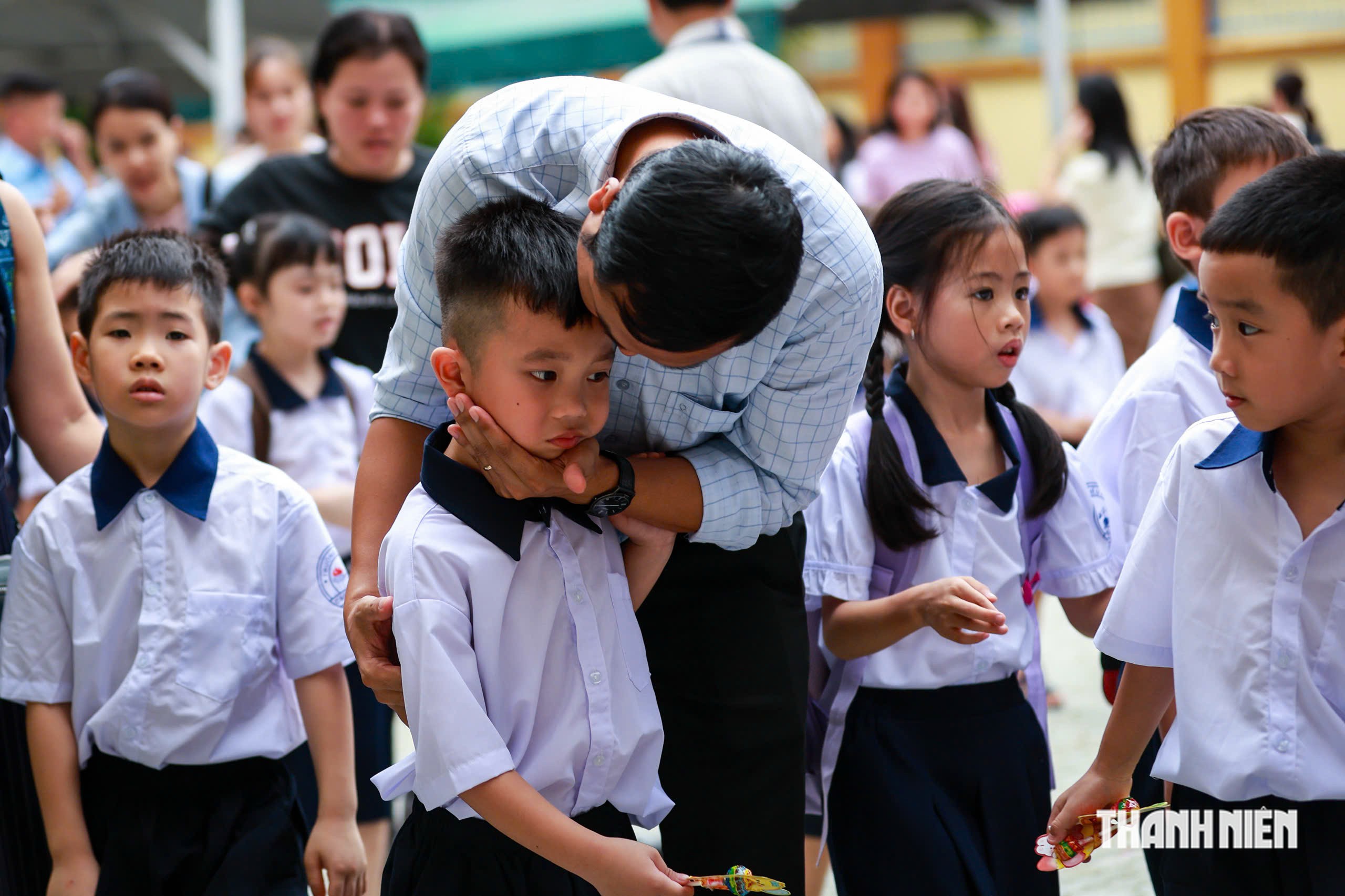 Thầy hiệu trưởng TP.HCM gửi lời chào học sinh lớp 1 - Ảnh 12.