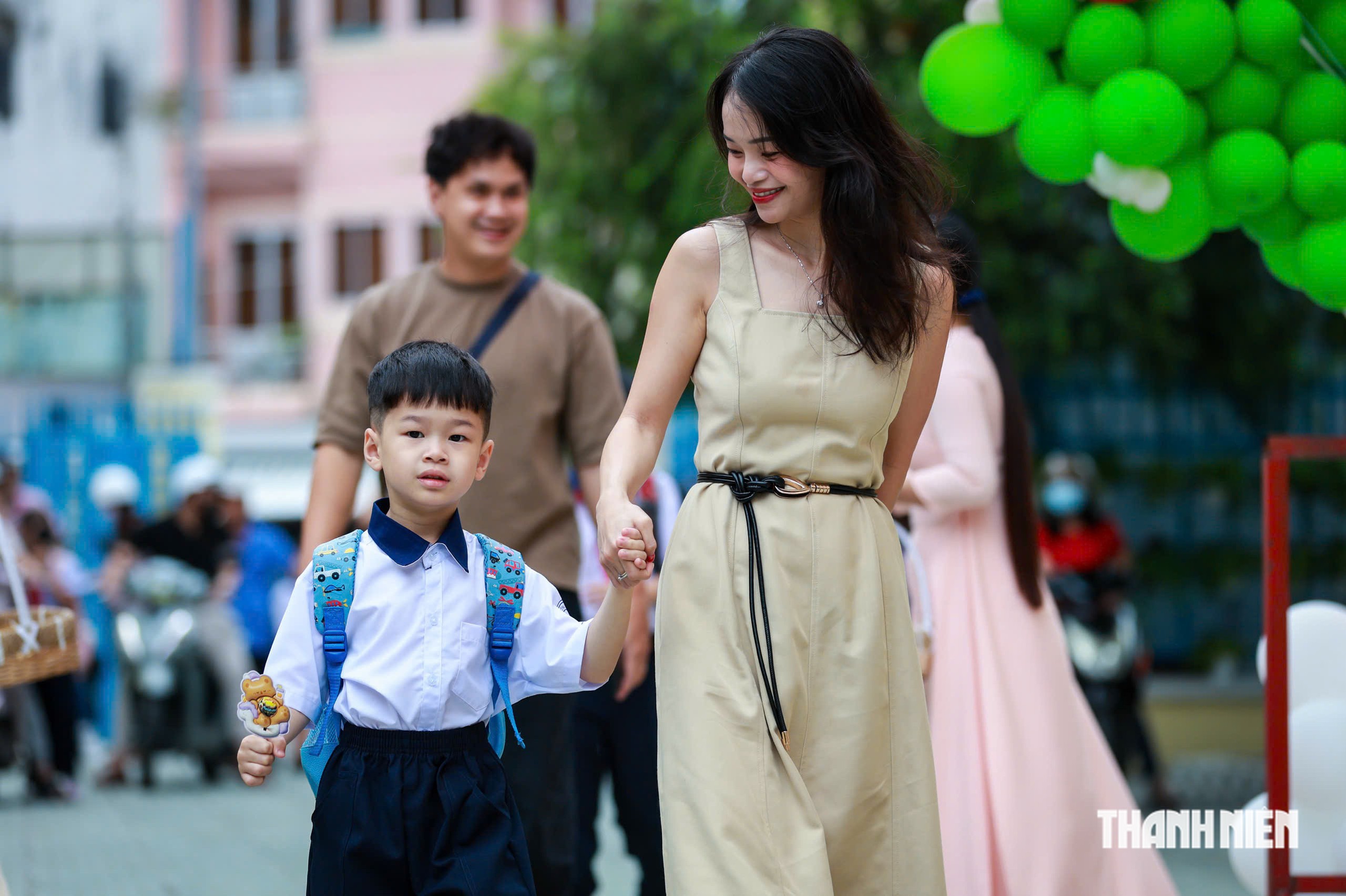 Thầy hiệu trưởng TP.HCM gửi lời chào học sinh lớp 1 - Ảnh 10.