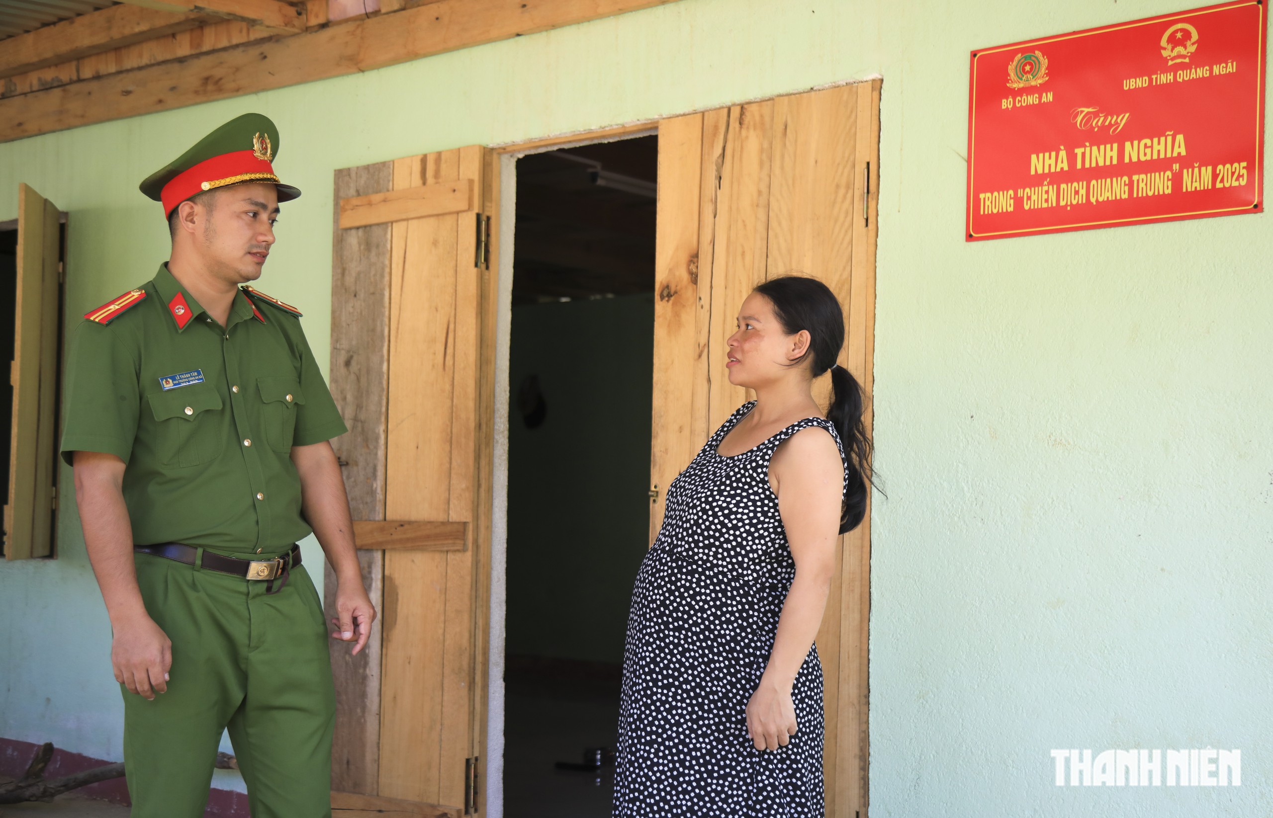 Thiếu tá công an 'đi tìm' mái nhà cho dân vùng sạt lở- Ảnh 1.