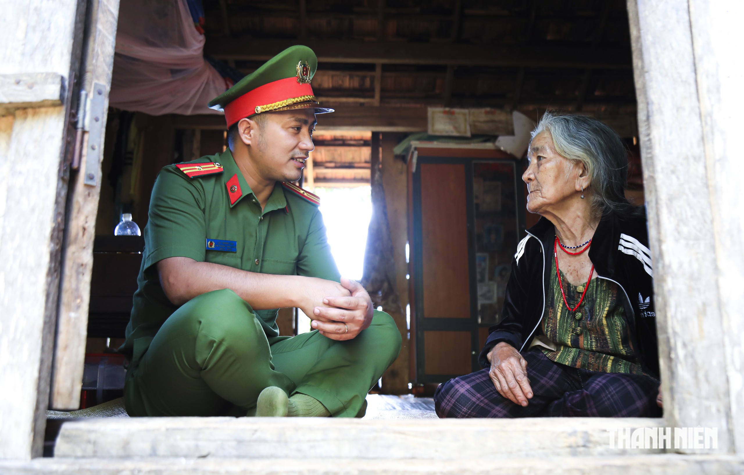Thiếu tá công an 'đi tìm' mái nhà cho dân vùng sạt lở- Ảnh 6.