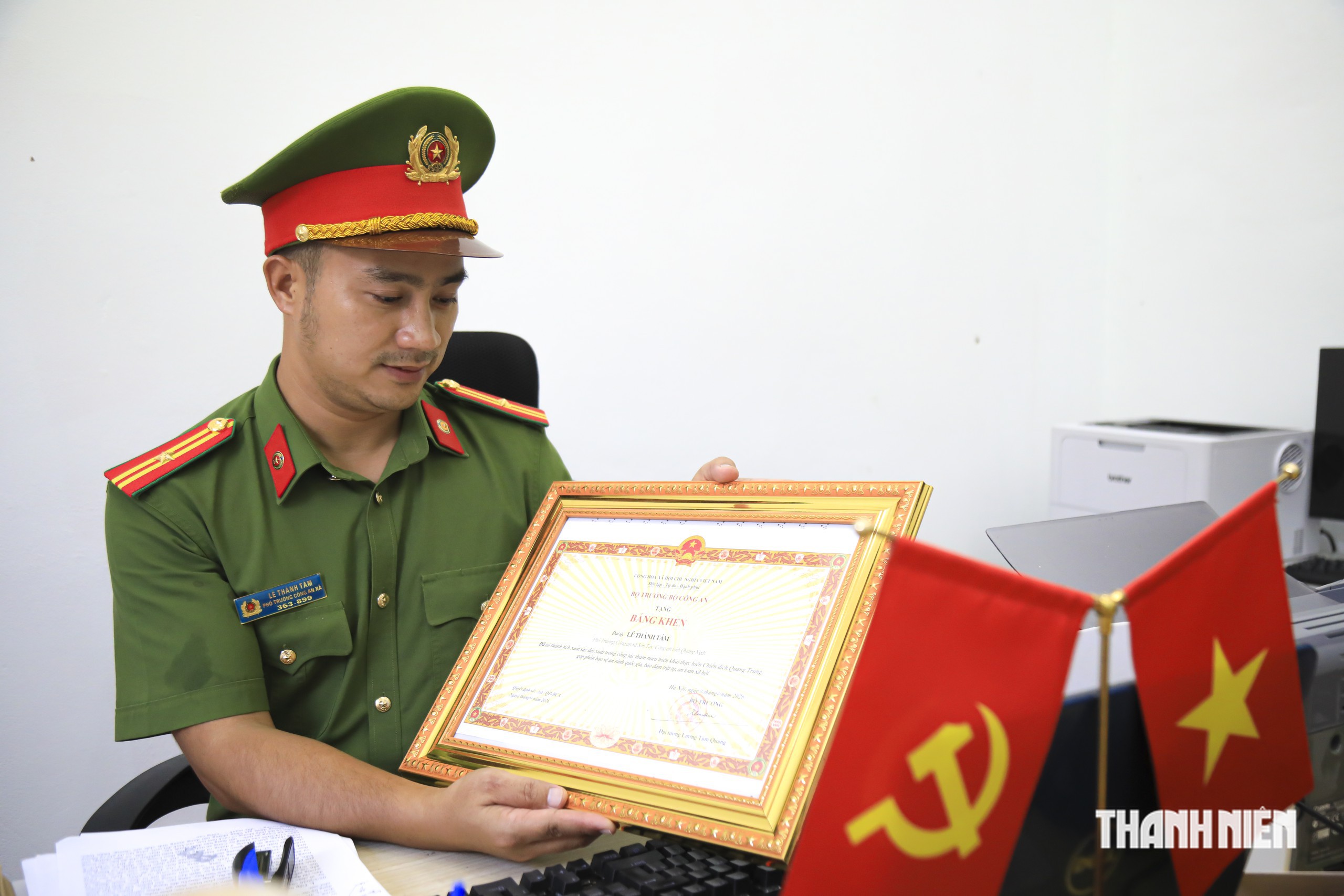 Thiếu tá công an 'đi tìm' mái nhà cho dân vùng sạt lở- Ảnh 7.
