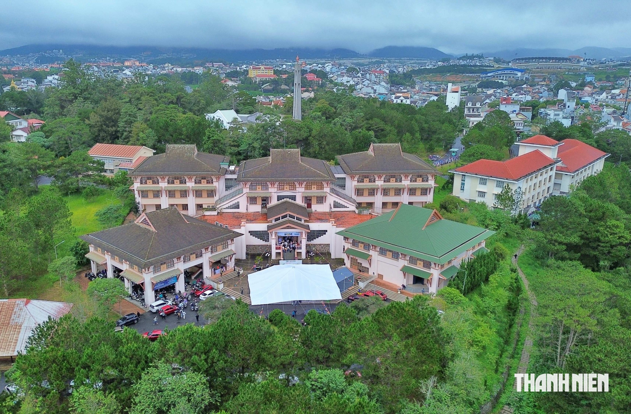 Nhộn nhịp tân sinh viên làm thủ tục nhập học - Ảnh 2.