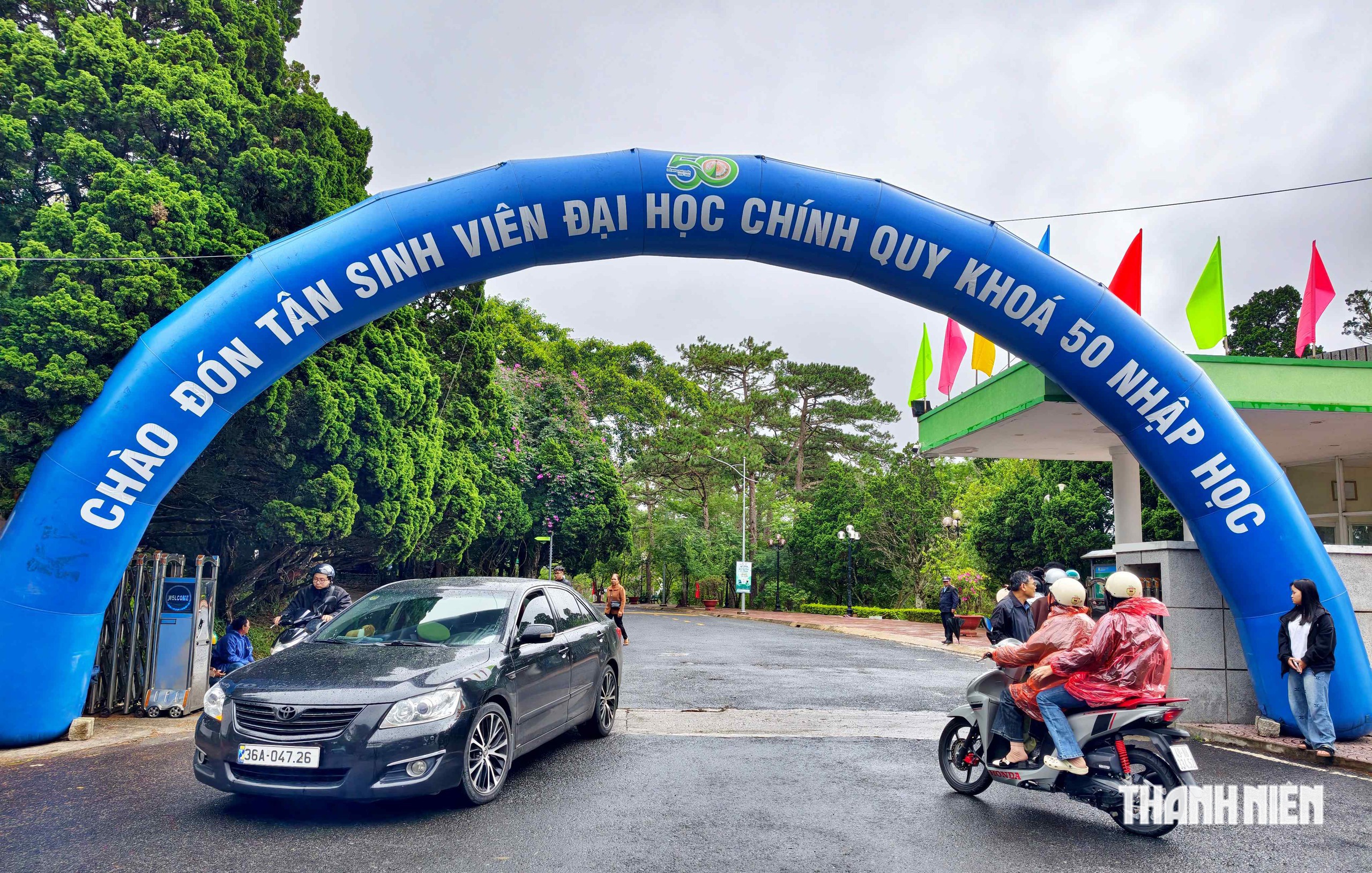 Nhộn nhịp tân sinh viên làm thủ tục nhập học - Ảnh 1.