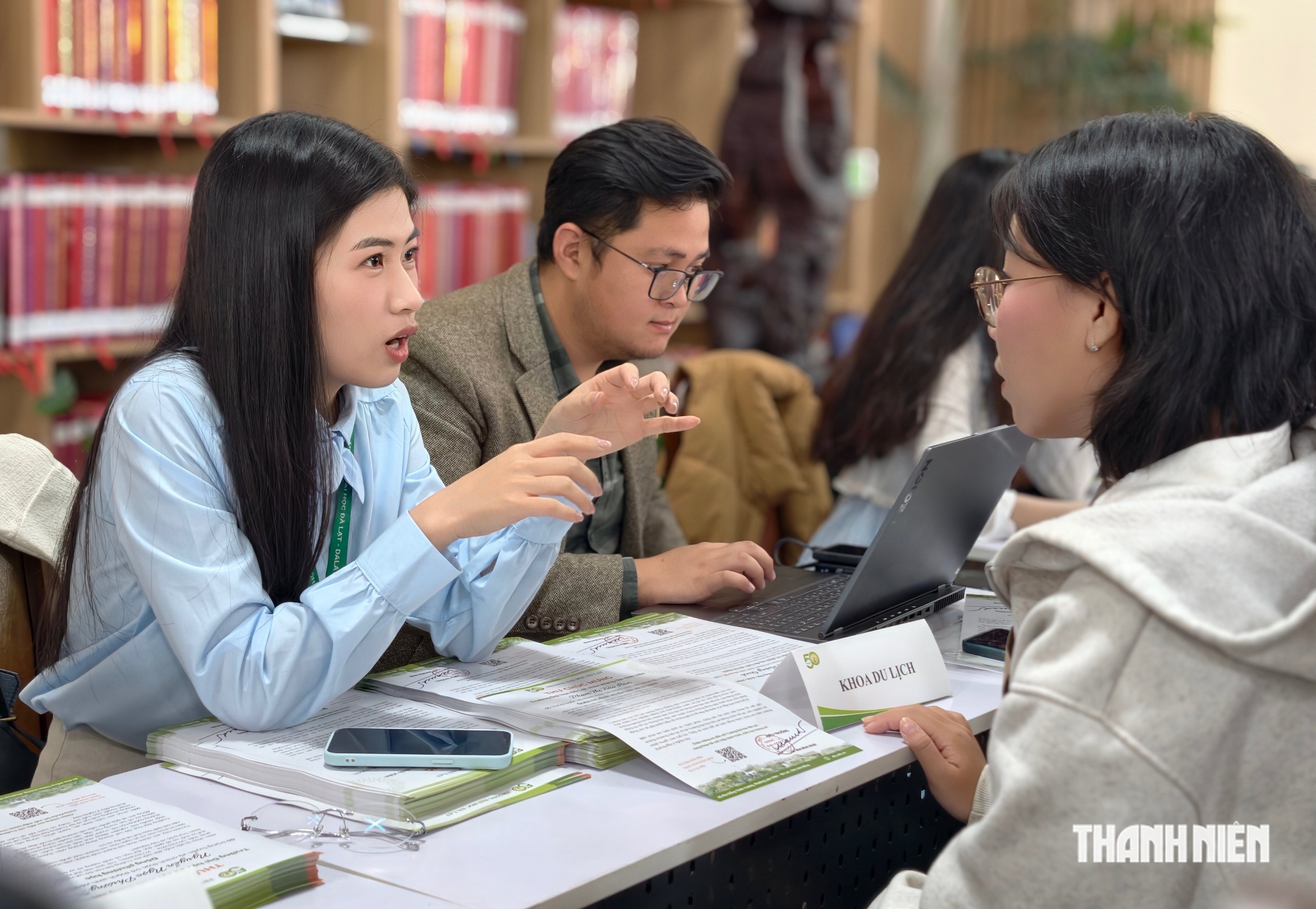 Nhộn nhịp tân sinh viên làm thủ tục nhập học - Ảnh 8.