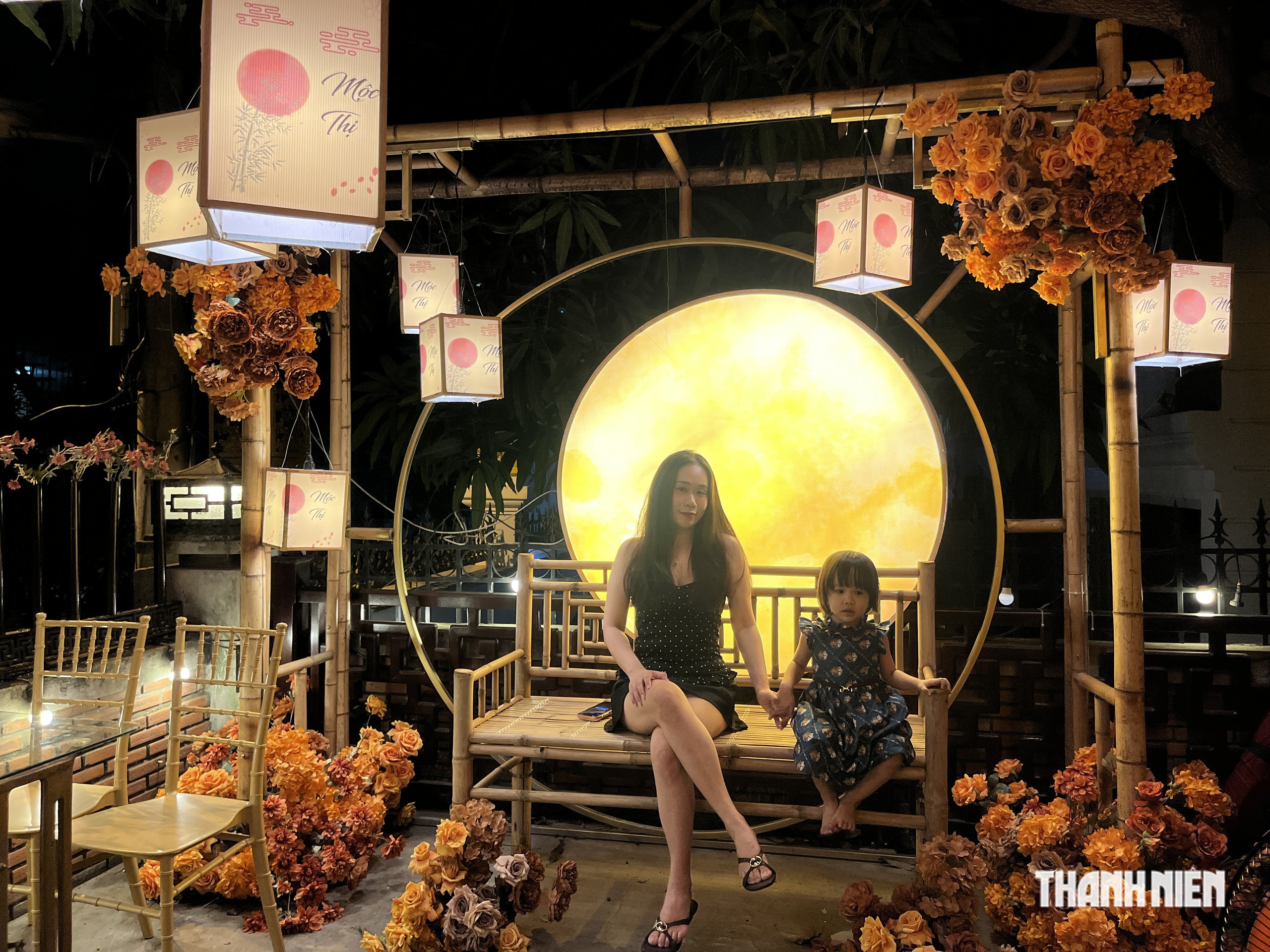 Giới trẻ TP.HCM đi hơn 20 km, săn loạt g&oacute;c check-in Trung thu ở qu&aacute;n c&agrave; ph&ecirc; - Ảnh 7.