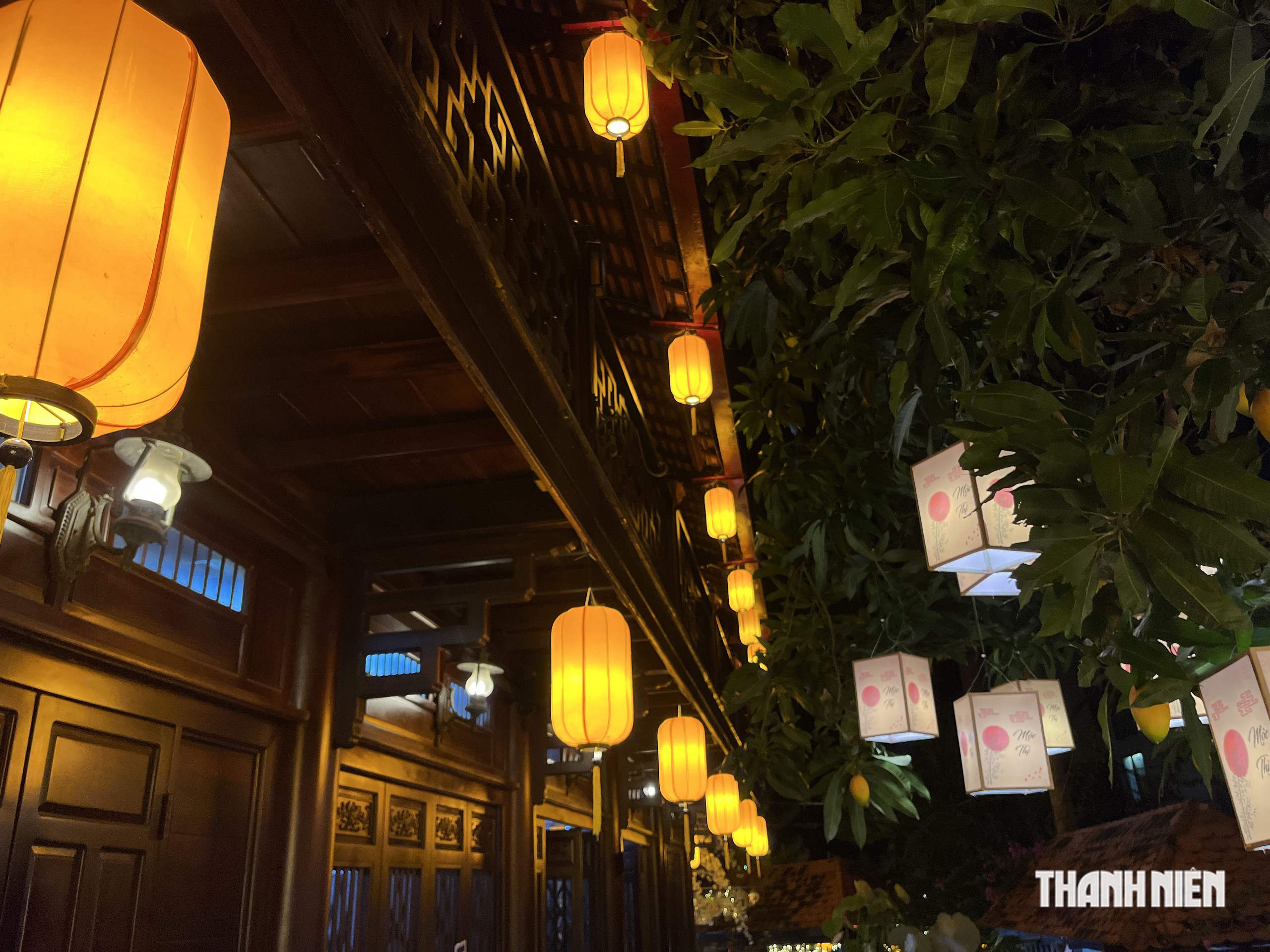 Giới trẻ TP.HCM đi hơn 20 km, săn loạt g&oacute;c check-in Trung thu ở qu&aacute;n c&agrave; ph&ecirc; - Ảnh 3.