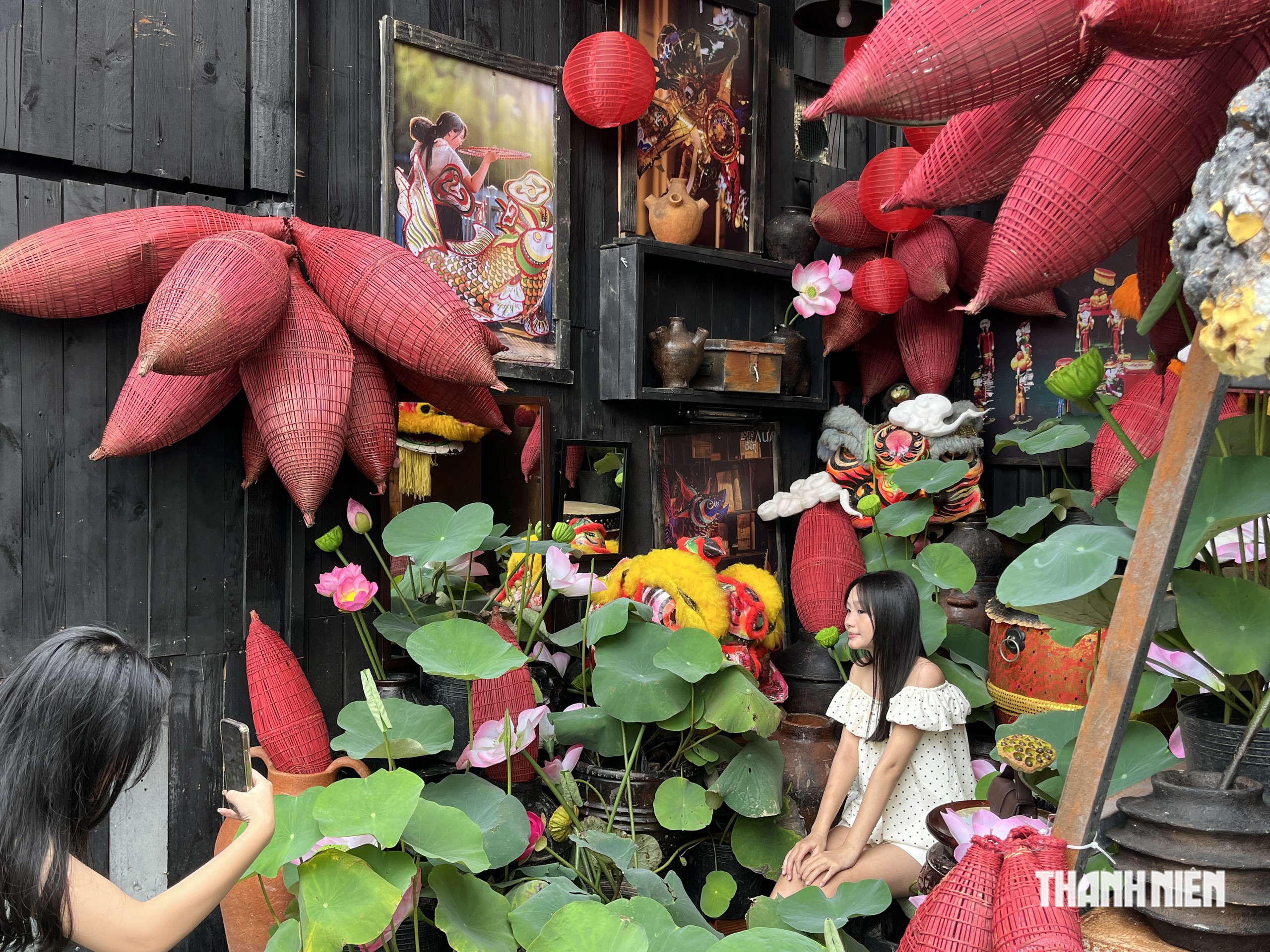 Giới trẻ TP.HCM đi hơn 20 km, săn loạt g&oacute;c check-in Trung thu ở qu&aacute;n c&agrave; ph&ecirc; - Ảnh 16.