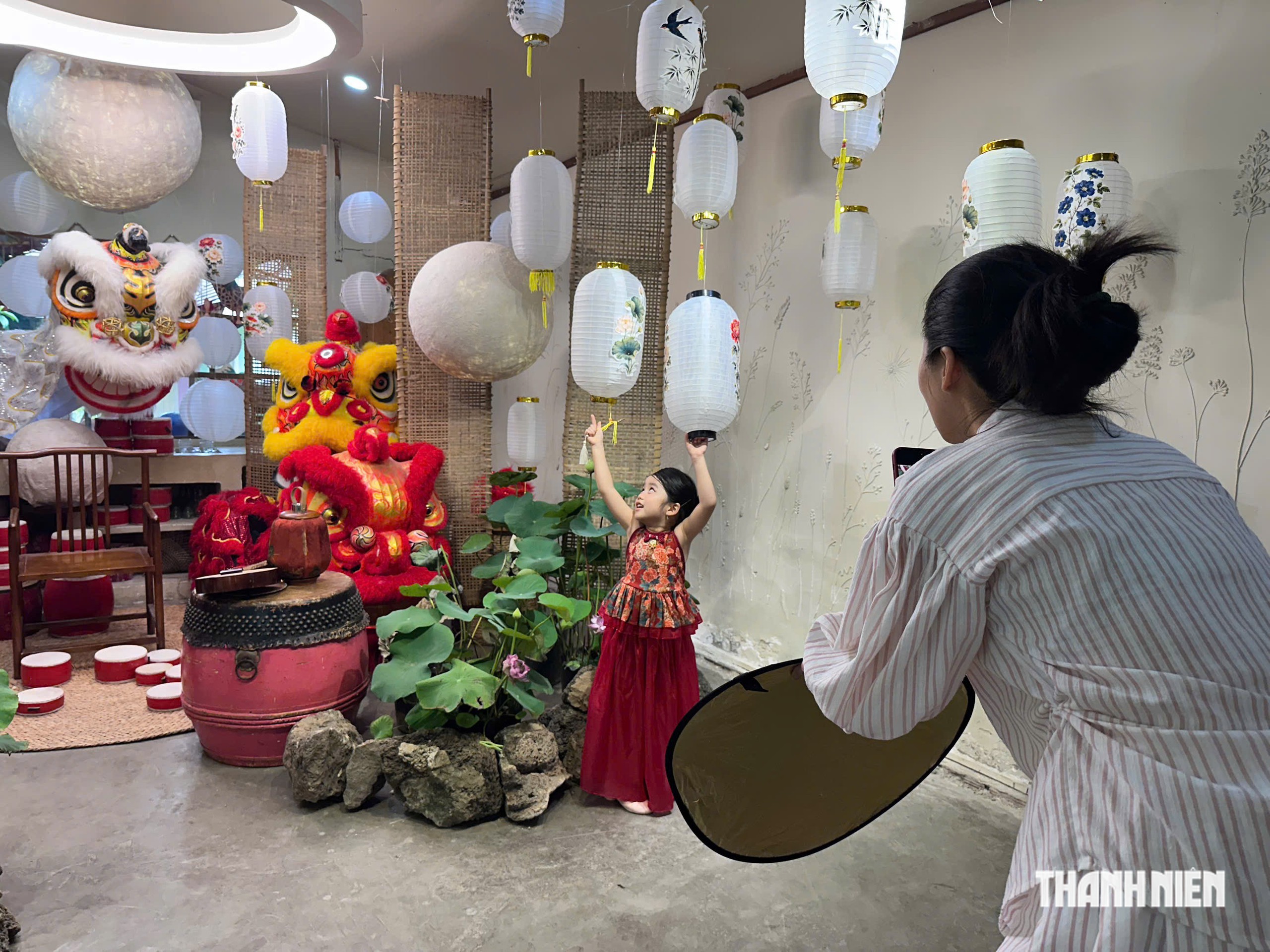 Giới trẻ TP.HCM đi hơn 20 km, săn loạt g&oacute;c check-in Trung thu ở qu&aacute;n c&agrave; ph&ecirc; - Ảnh 10.