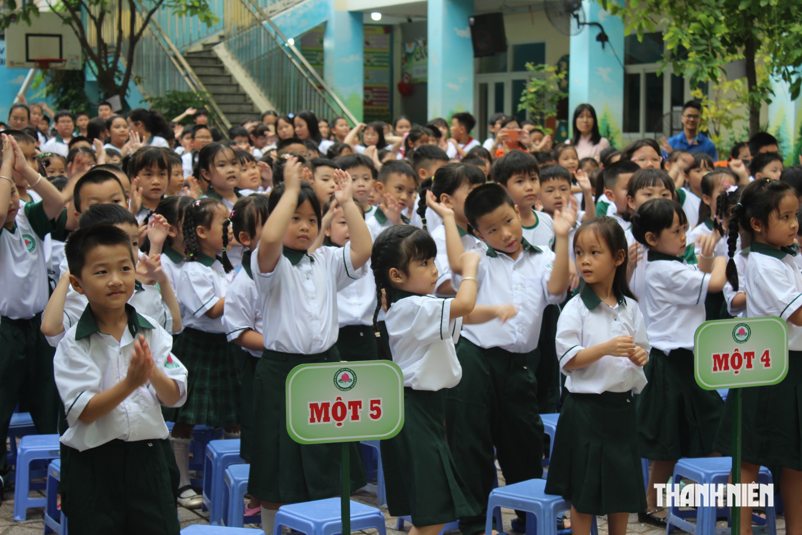 Thầy hiệu trưởng TP.HCM gửi lời chào học sinh lớp 1 - Ảnh 7.