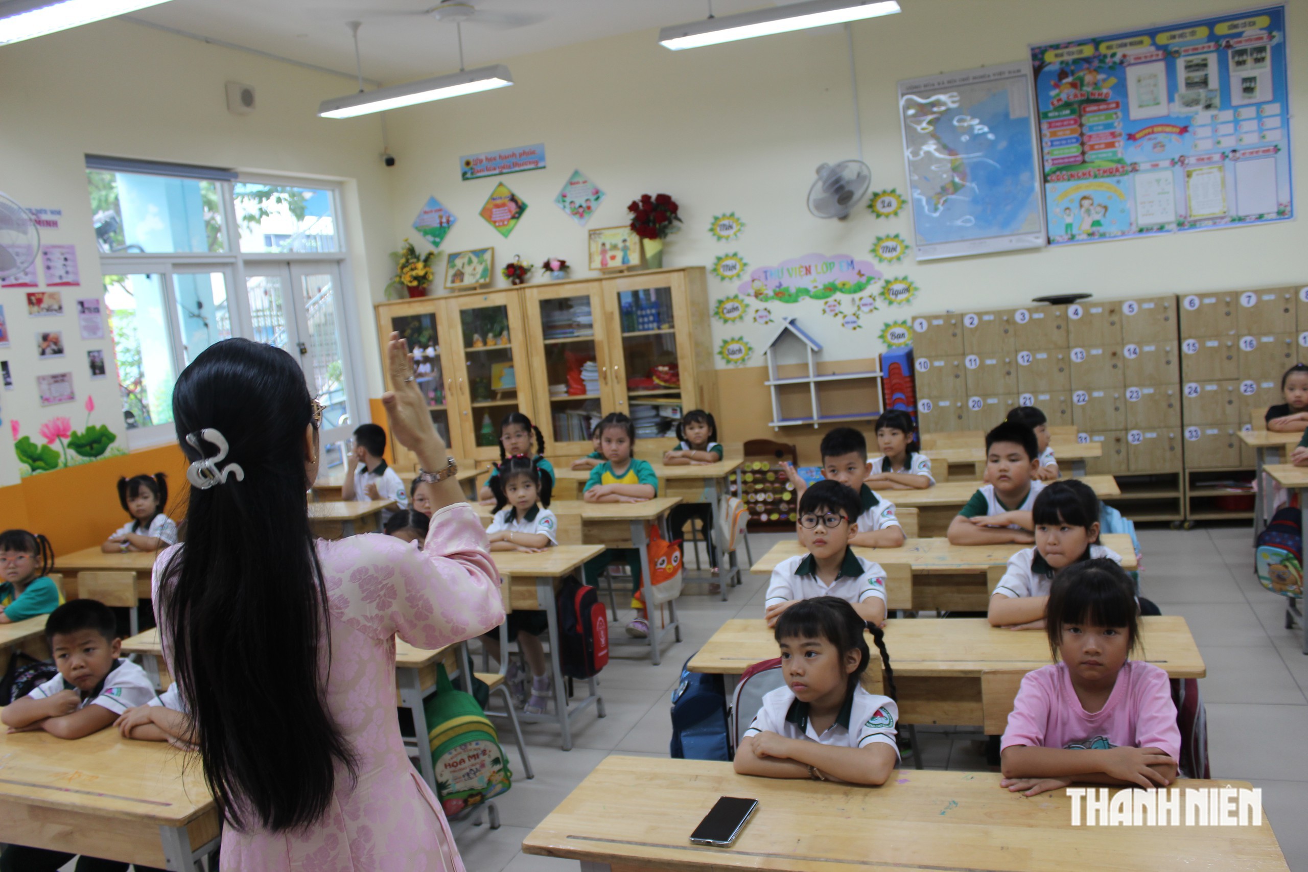 Thầy hiệu trưởng TP.HCM gửi lời chào học sinh lớp 1 - Ảnh 9.