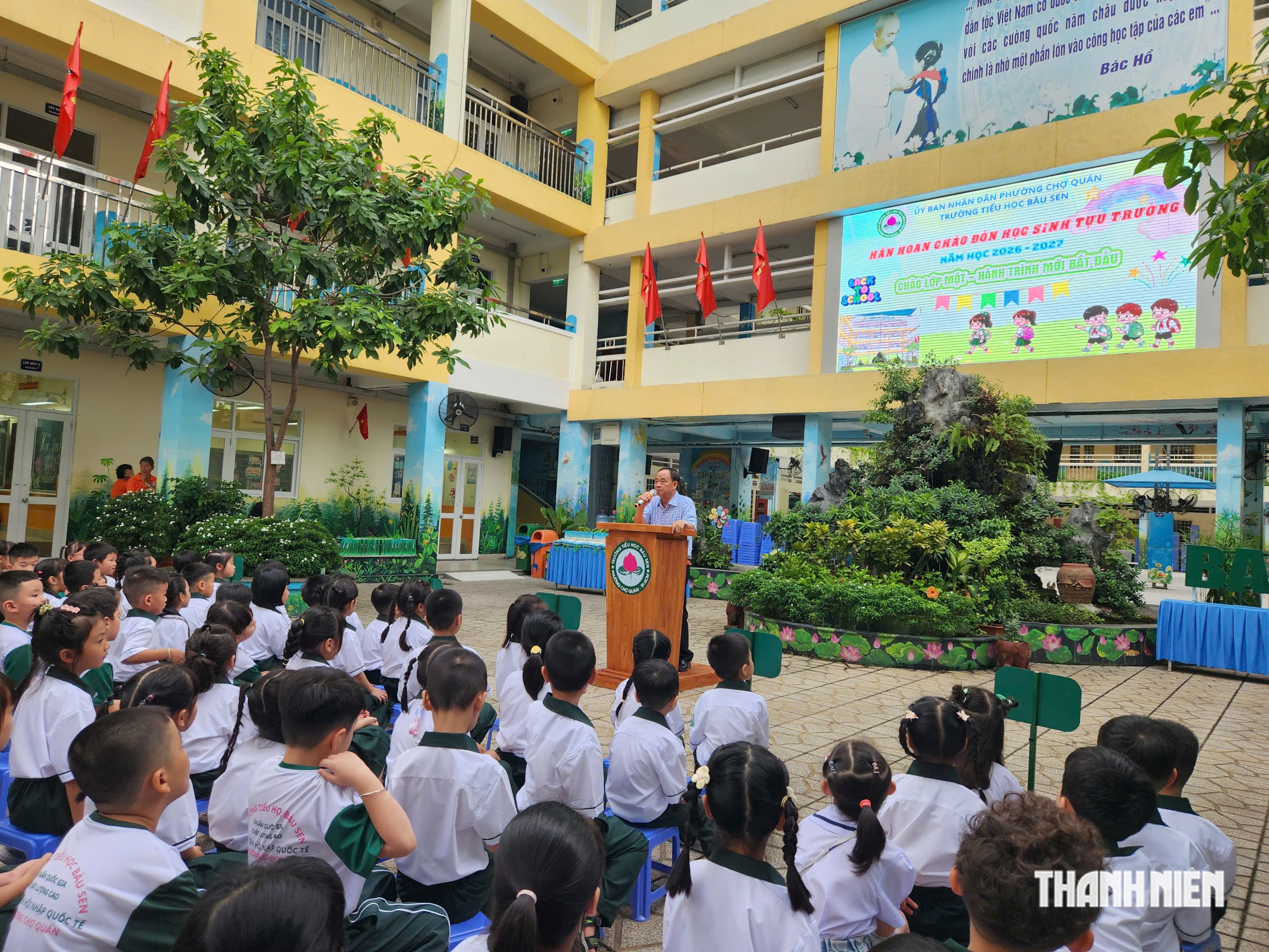 Thầy hiệu trưởng TP.HCM gửi lời chào học sinh lớp 1 - Ảnh 8.