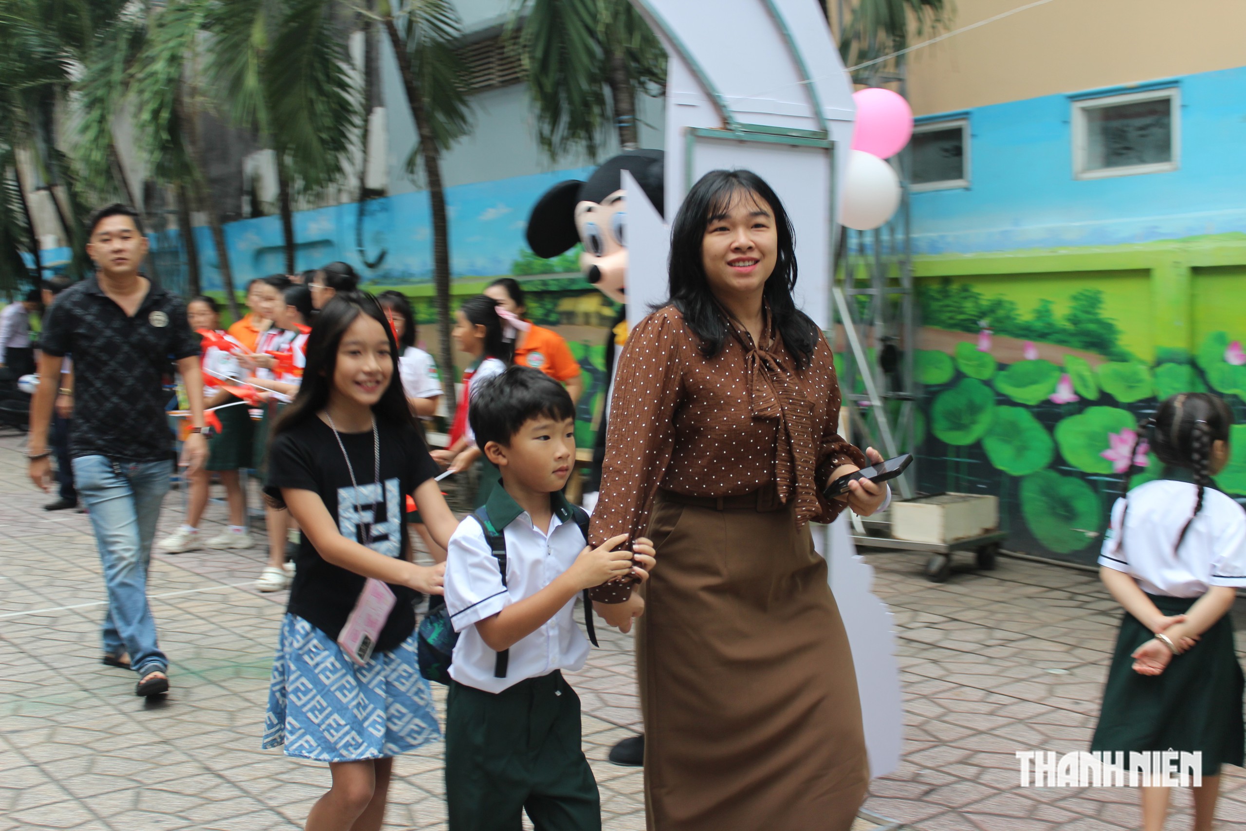 Thầy hiệu trưởng TP.HCM gửi lời chào học sinh lớp 1 - Ảnh 3.