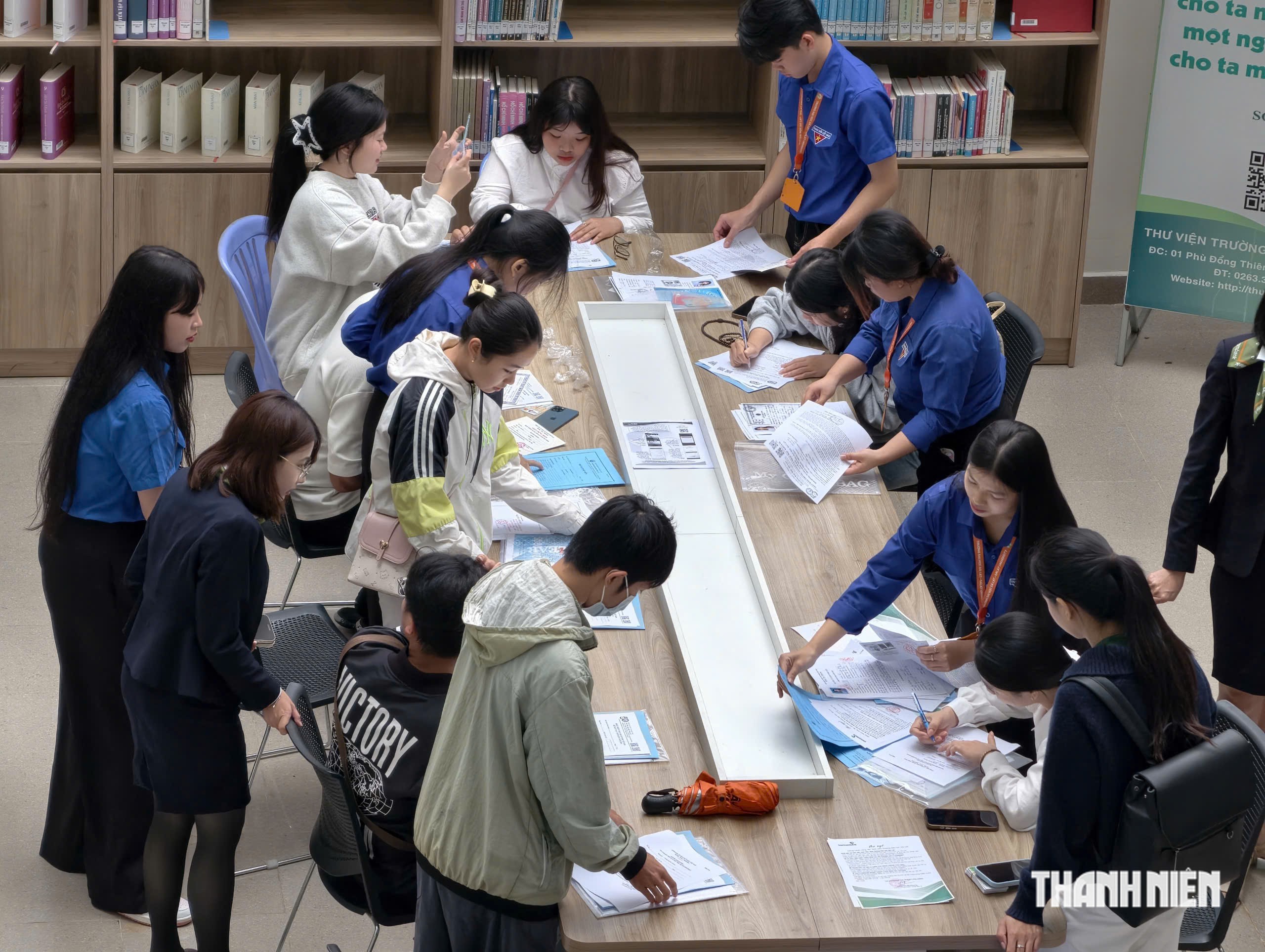 Nhộn nhịp tân sinh viên làm thủ tục nhập học - Ảnh 5.