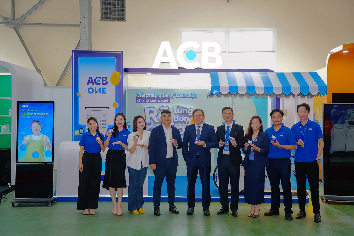 Tổng Giám đốc ACB ‘đóng vai’ hộ kinh doanh, kể câu chuyện chuyển đổi số - Ảnh 3.