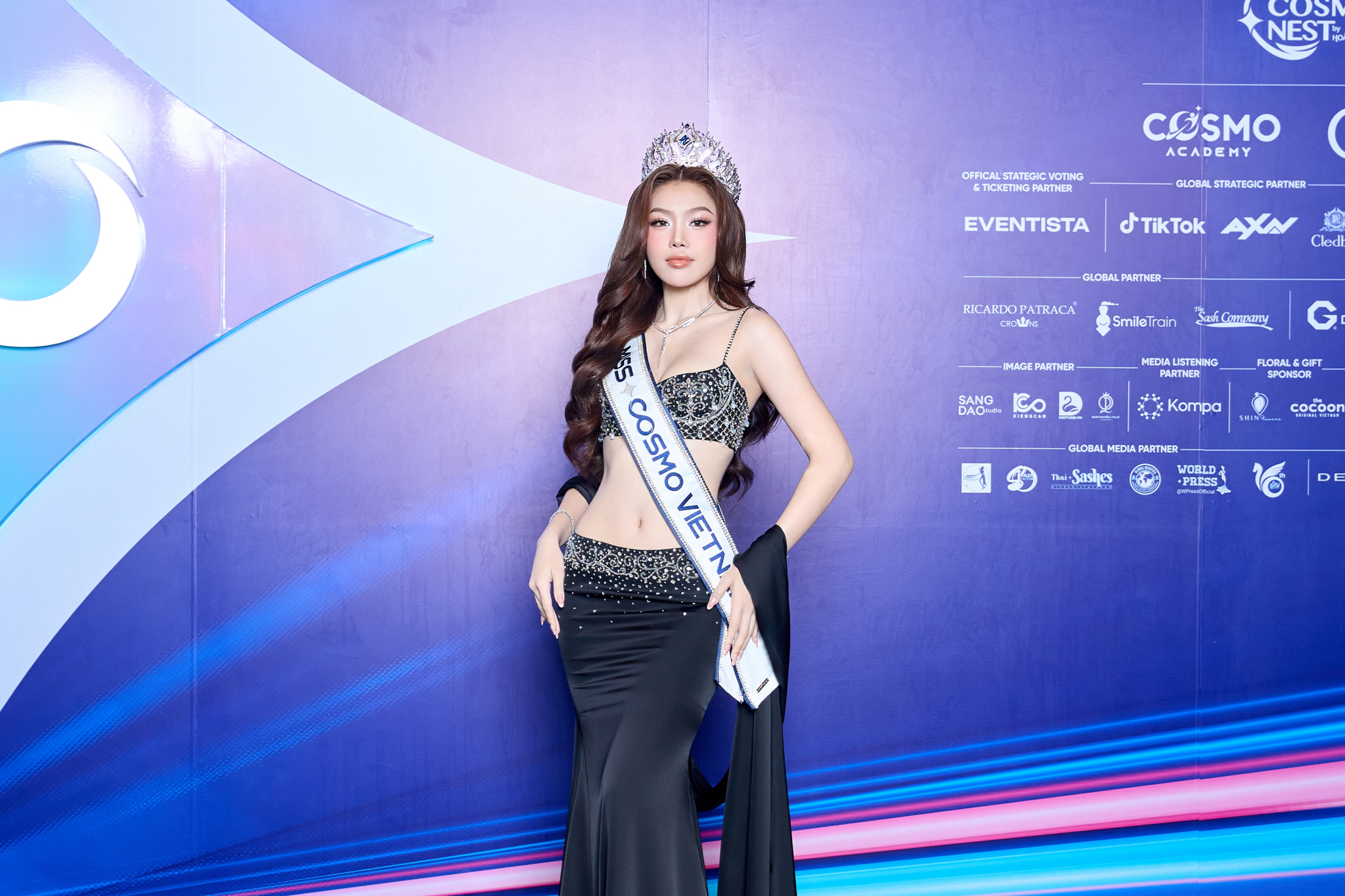 Cẩm Ly đọ vẻ gợi cảm cùng loạt đối thủ, tiết lộ tham vọng tại Miss Cosmo - Ảnh 1.