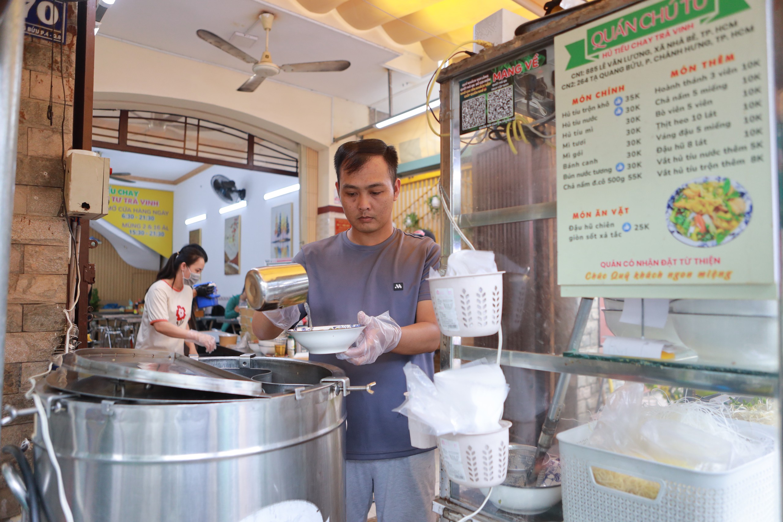 Qu&aacute;n hủ tiếu chay 30.000 đồng ở TP.HCM ng&agrave;y b&aacute;n 400 t&ocirc;, kh&aacute;ch đội mưa tới ăn - Ảnh 1.
