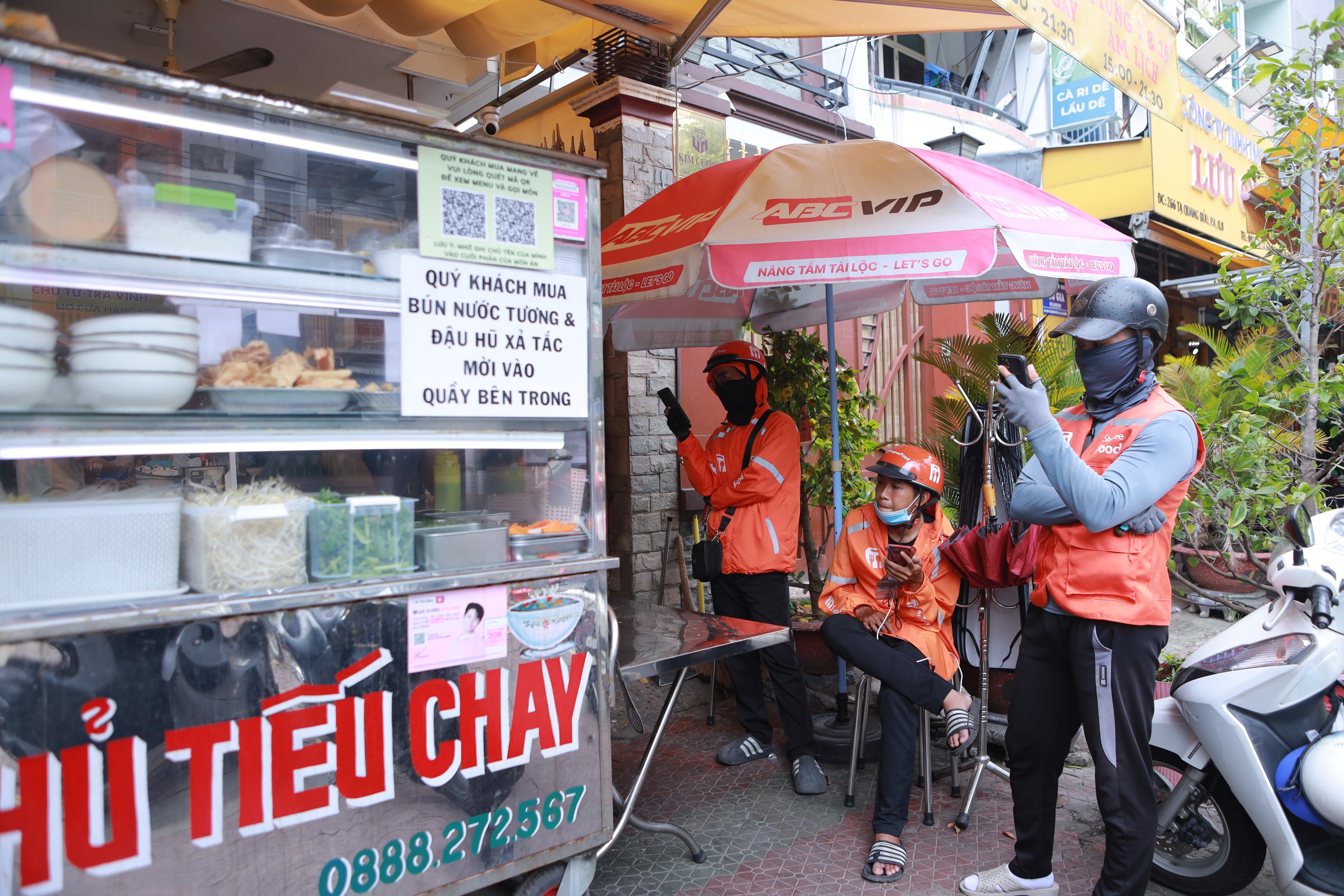 Qu&aacute;n hủ tiếu chay 30.000 đồng ở TP.HCM ng&agrave;y b&aacute;n 400 t&ocirc;, kh&aacute;ch đội mưa tới ăn - Ảnh 5.