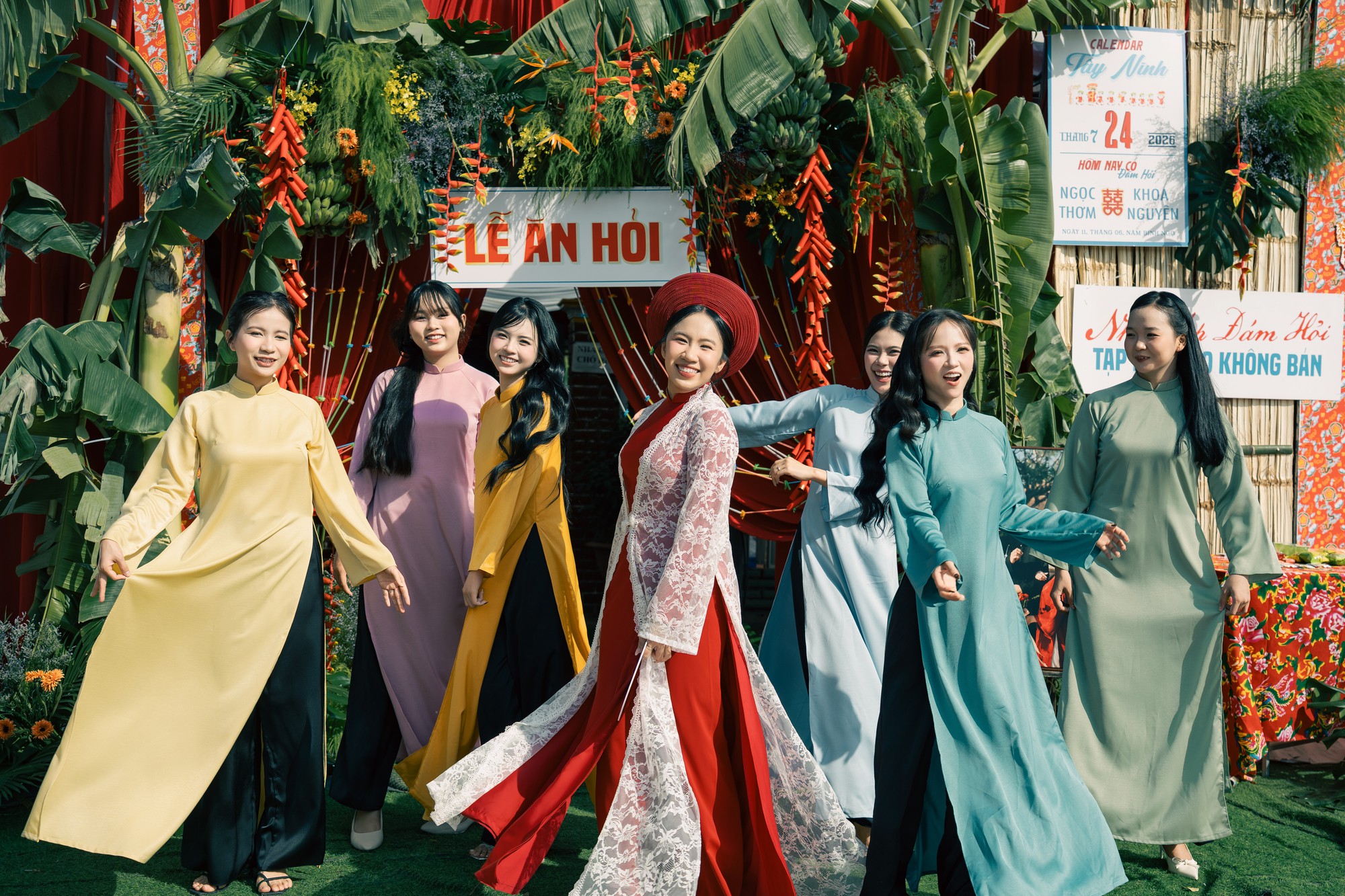 Cặp đôi chặt tre, chặt chuối, hái hoa dừa làm đám hỏi Nam Bộ xưa- Ảnh 1.