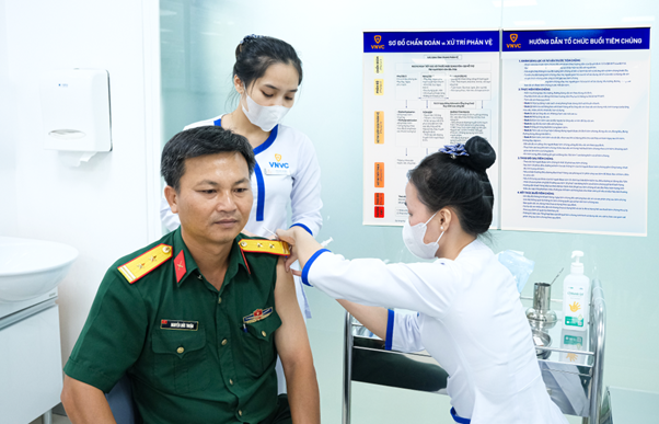 200 chiến sĩ được ti&ecirc;m miễn ph&iacute; vắc xin ph&ograve;ng n&atilde;o m&ocirc; cầu - Ảnh 1.