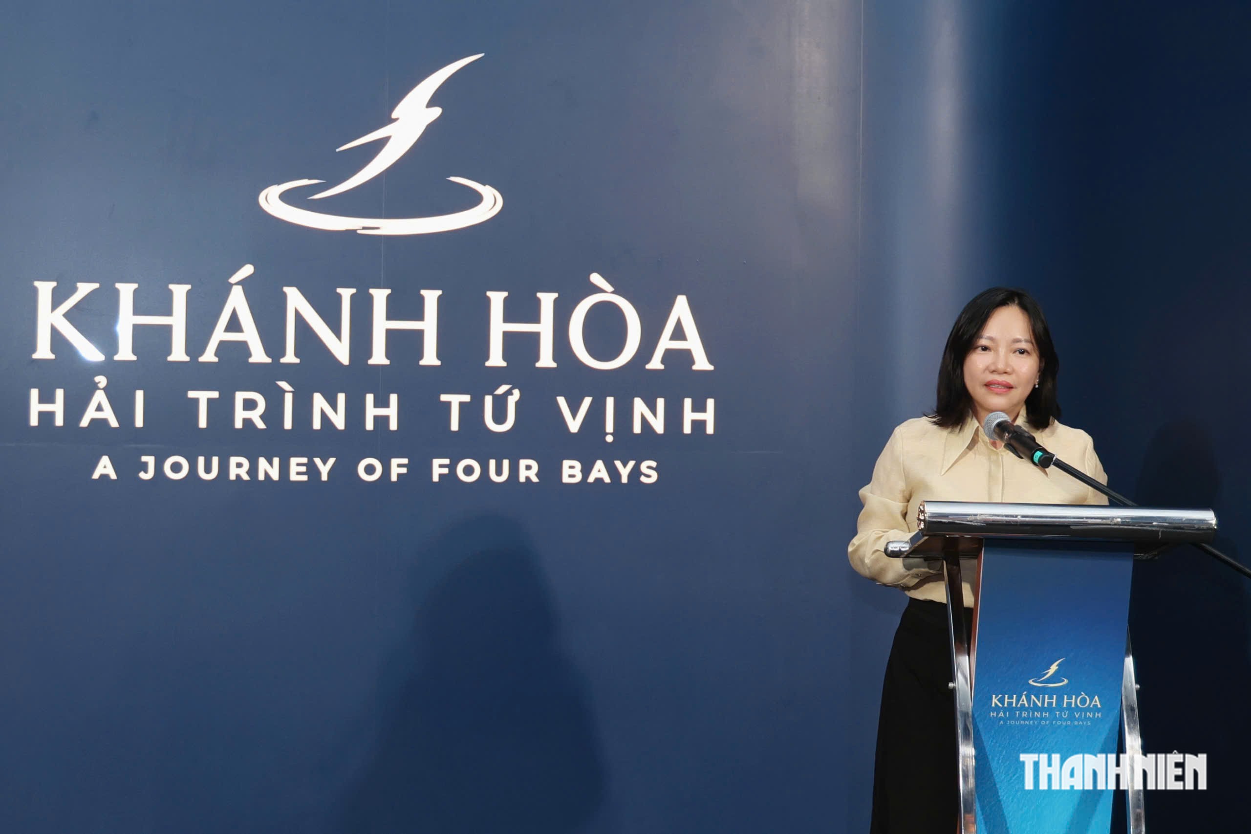 Bốn vịnh biển Khánh Hòa hội tụ trong triển lãm ảnh 'Hải trình tứ vịnh'- Ảnh 1.