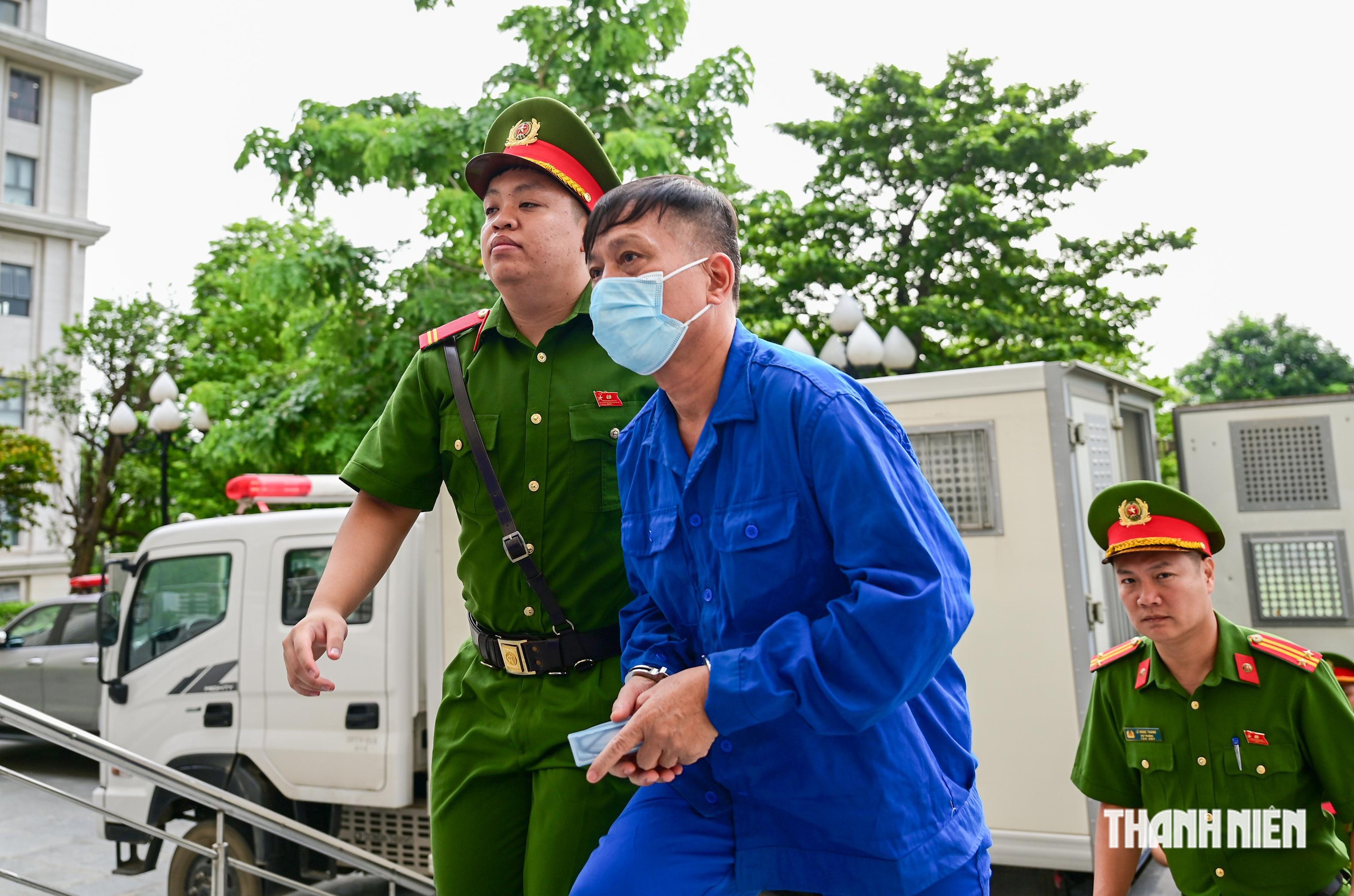 Cựu thứ trưởng Nguyễn Bá Hoan bị xét xử trong vụ nhận hối lộ hơn 30 tỉ - Ảnh 1.
