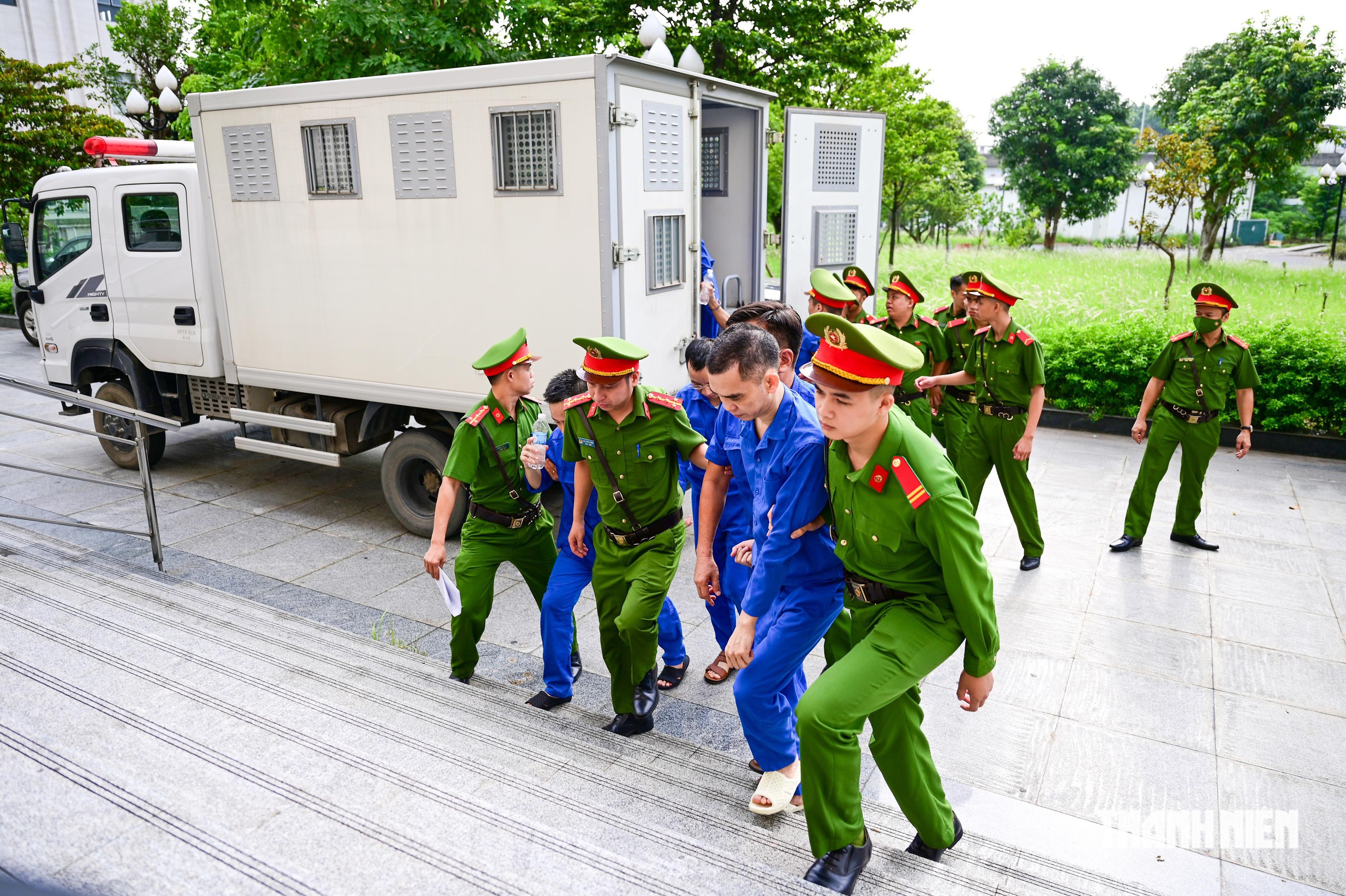 Cựu thứ trưởng Nguyễn Bá Hoan bị xét xử trong vụ nhận hối lộ hơn 30 tỉ - Ảnh 3.