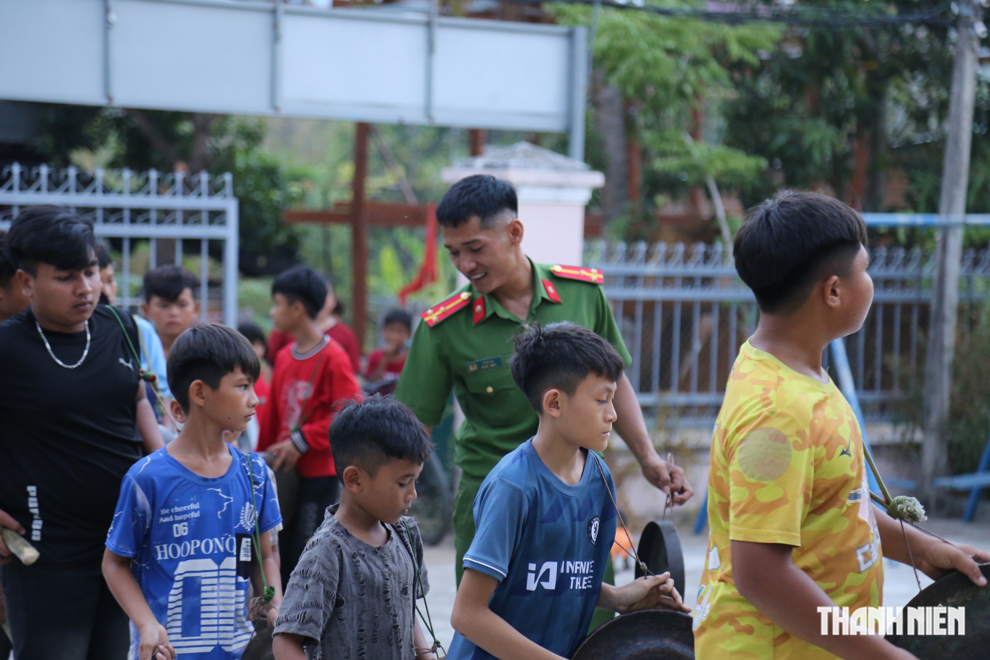 Chung dòng máu Lạc Hồng: Thượng úy công an giữ hồn chiêng cổ - Ảnh 2.