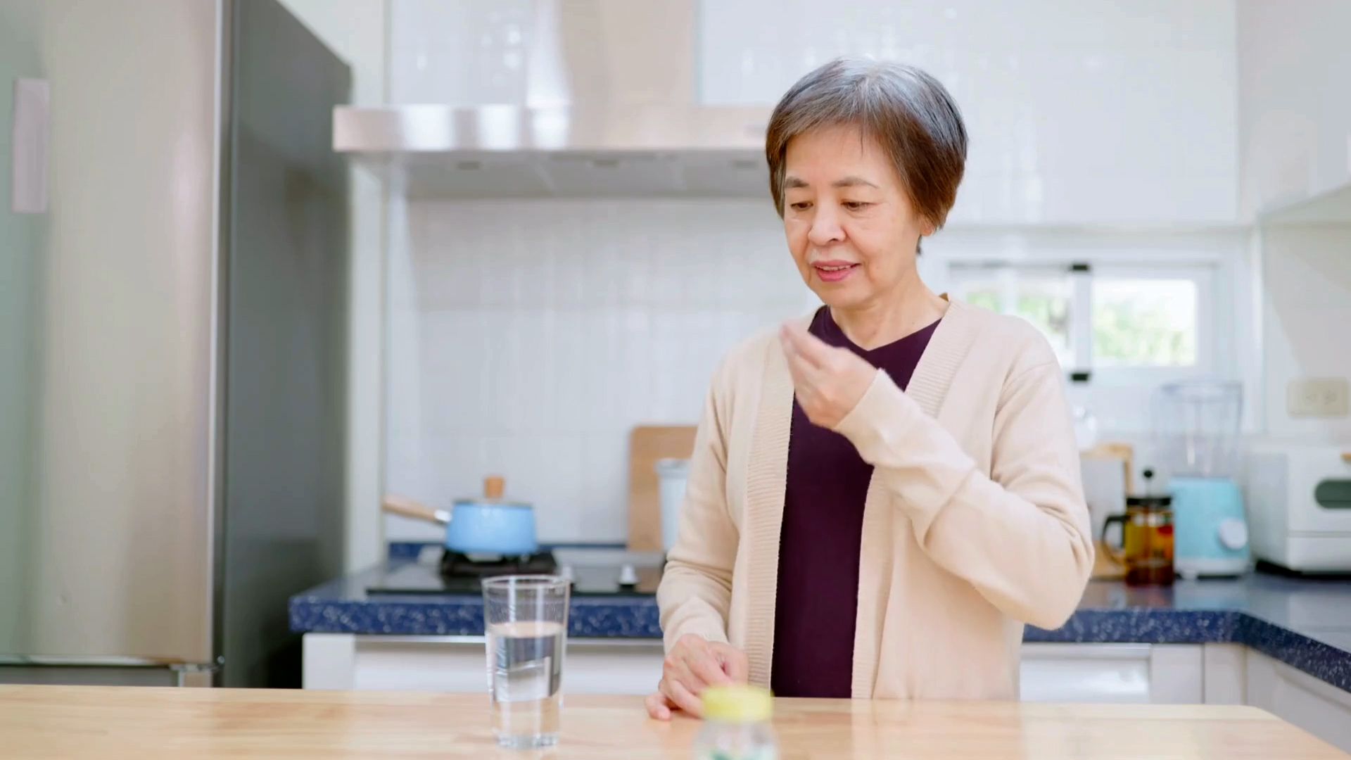 Vì sao người cao tuổi cần uống vitamin mỗi ngày? - Ảnh 1.