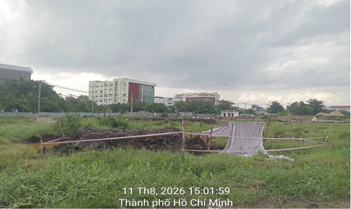 Thi công công viên Thạnh Lộc, phát hiện 2 ngôi mộ không bia: Tìm người thân- Ảnh 2.