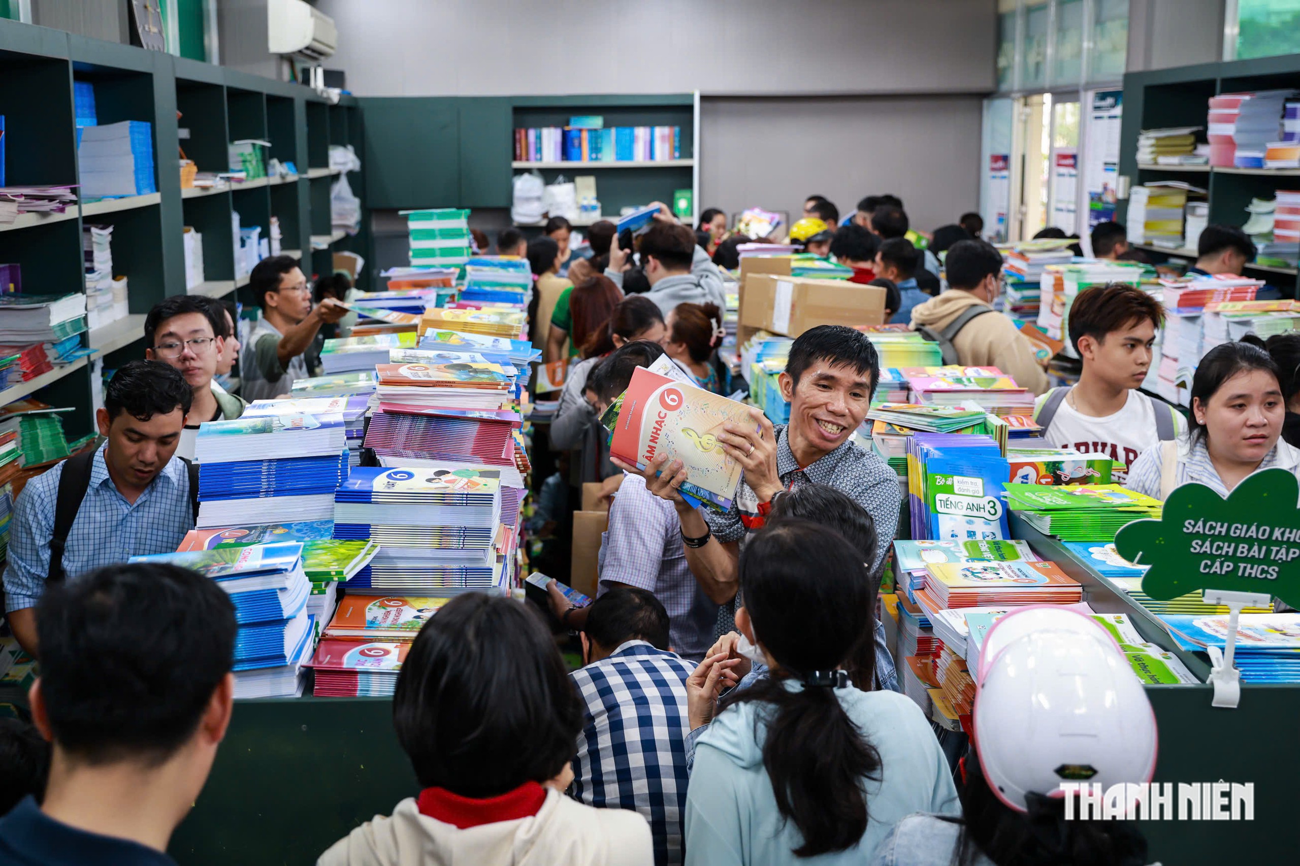 'TP.HCM miễn phí sách giáo khoa, vậy đóng tiền mua sách rồi có được hoàn tiền không?' - Ảnh 1.
