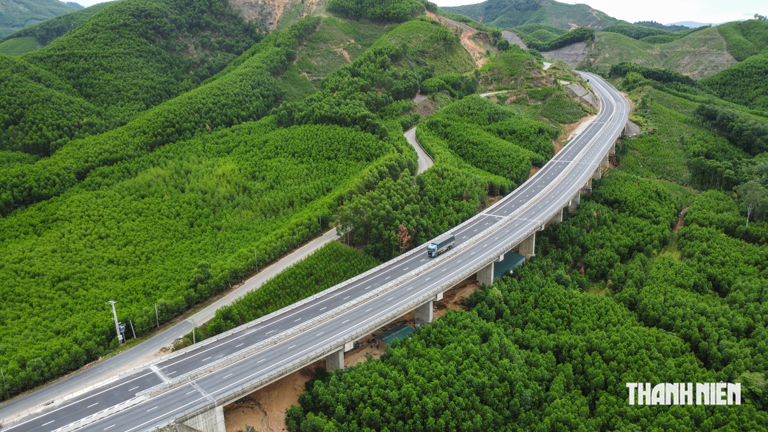 Cao tốc La Sơn - Hòa Liên mở rộng 4 làn xe trước ngày ‘về đích’ - Ảnh 10.
