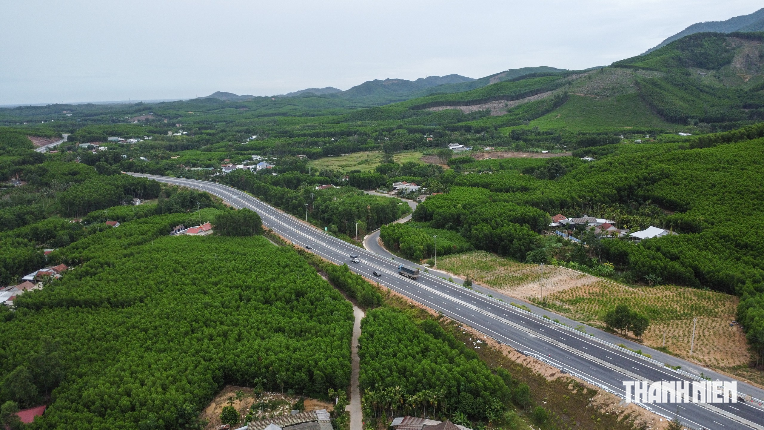 Cao tốc La Sơn - Hòa Liên mở rộng 4 làn xe trước ngày ‘về đích’ - Ảnh 9.
