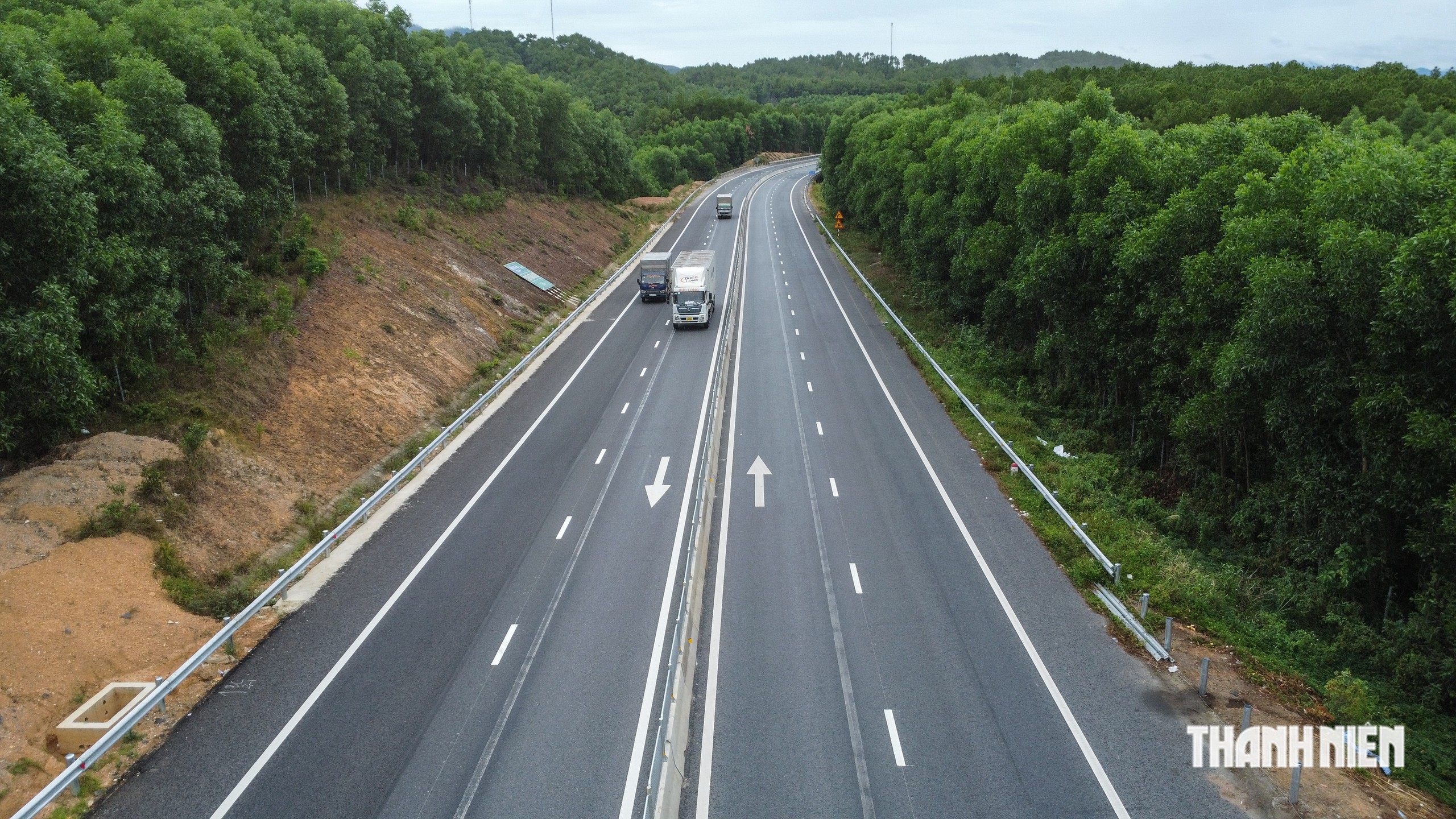 Cao tốc La Sơn - Hòa Liên mở rộng 4 làn xe trước ngày ‘về đích’ - Ảnh 1.