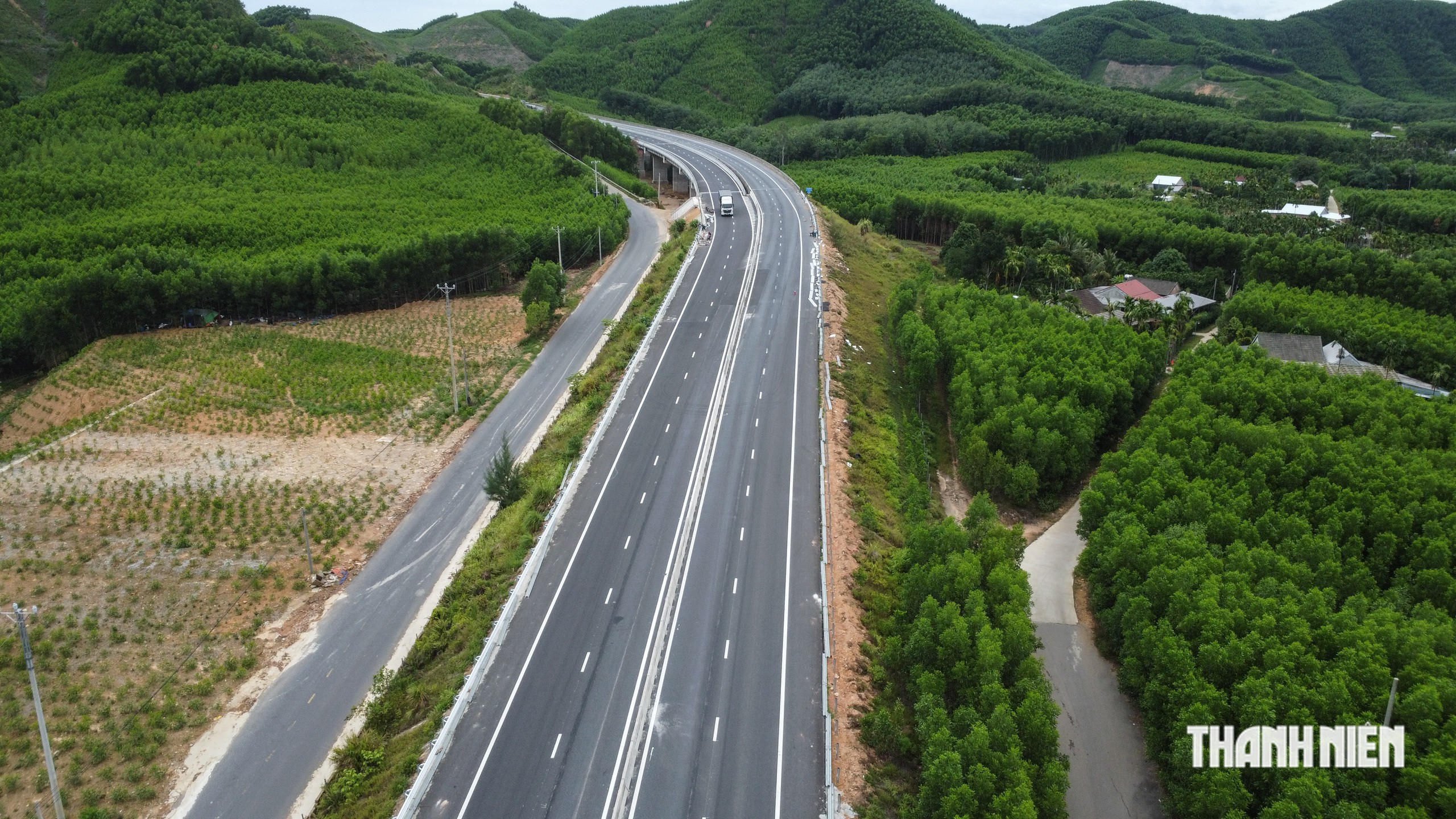 Cao tốc La Sơn - Hòa Liên mở rộng 4 làn xe trước ngày ‘về đích’ - Ảnh 4.